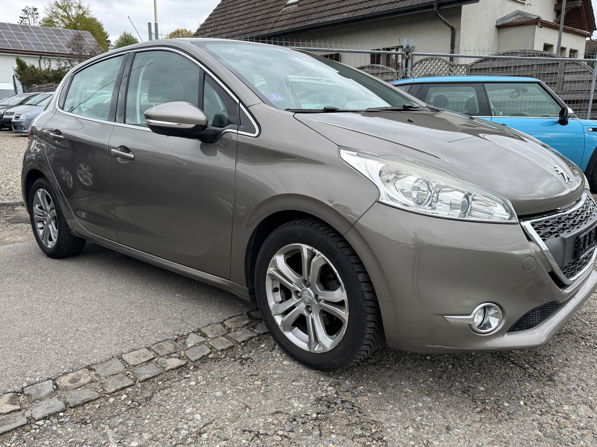 PEUGEOT 208 1.2 VTI Active-image-1