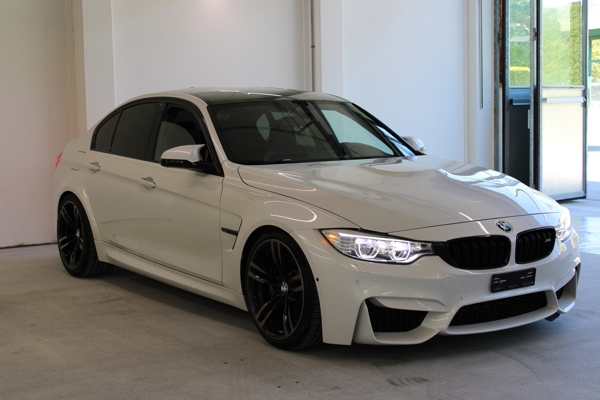 BMW M3 Drivelogic-showroom-element-2