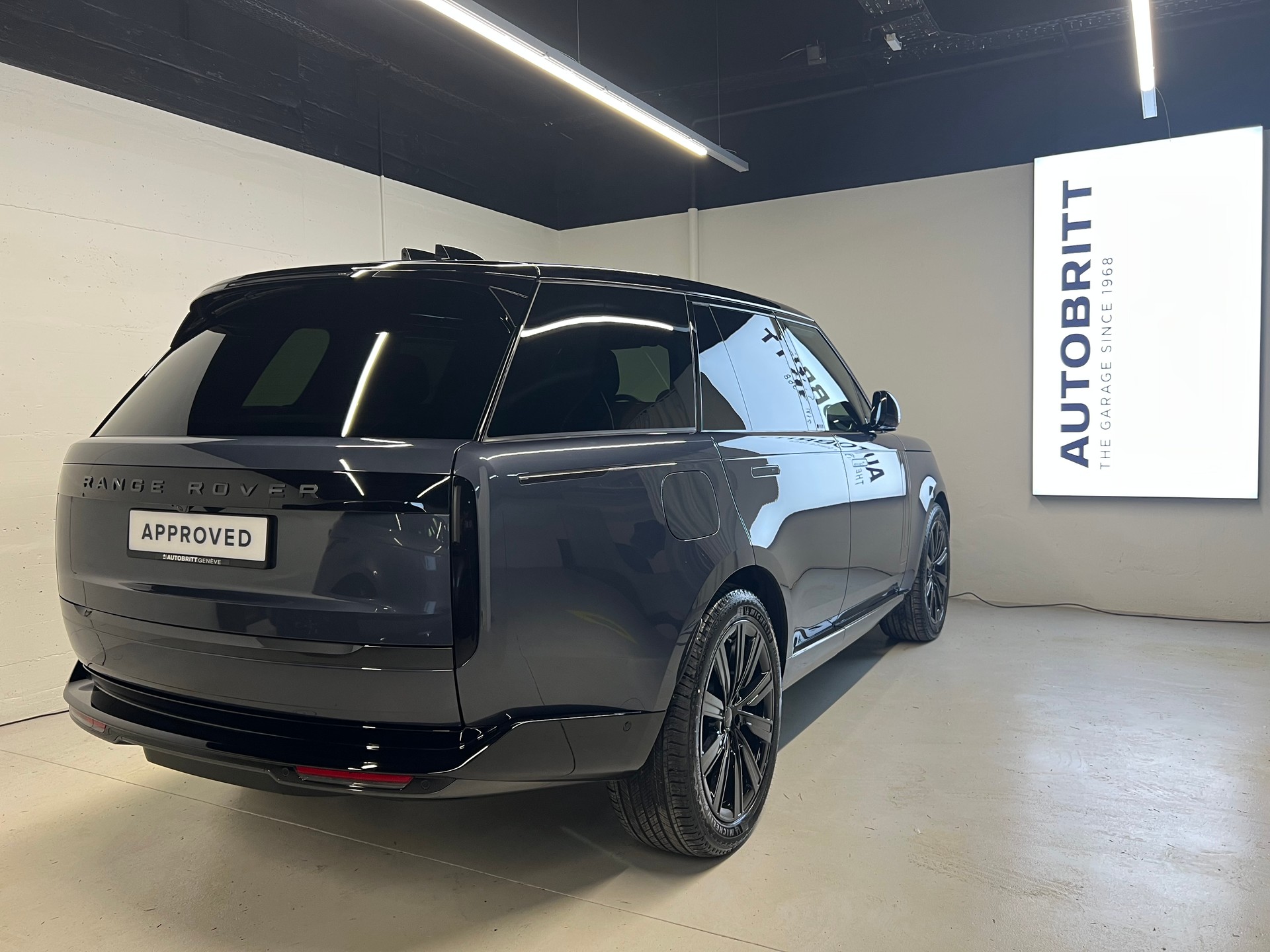 LAND ROVER Range Rover 3.0 I6 P550e Autobiography-showroom-element-1