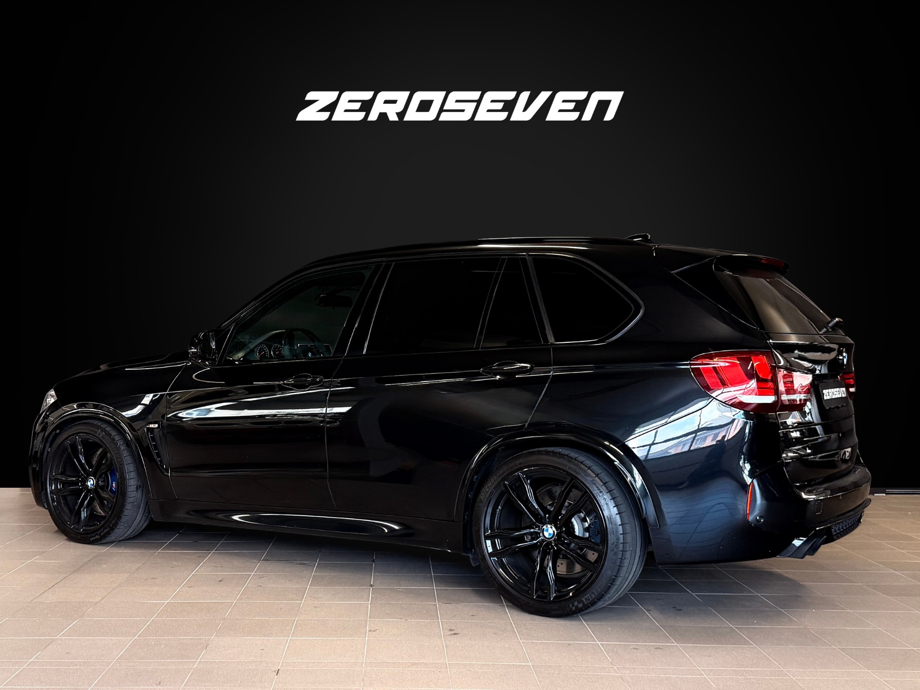 BMW X5M Steptronic-showroom-element-3