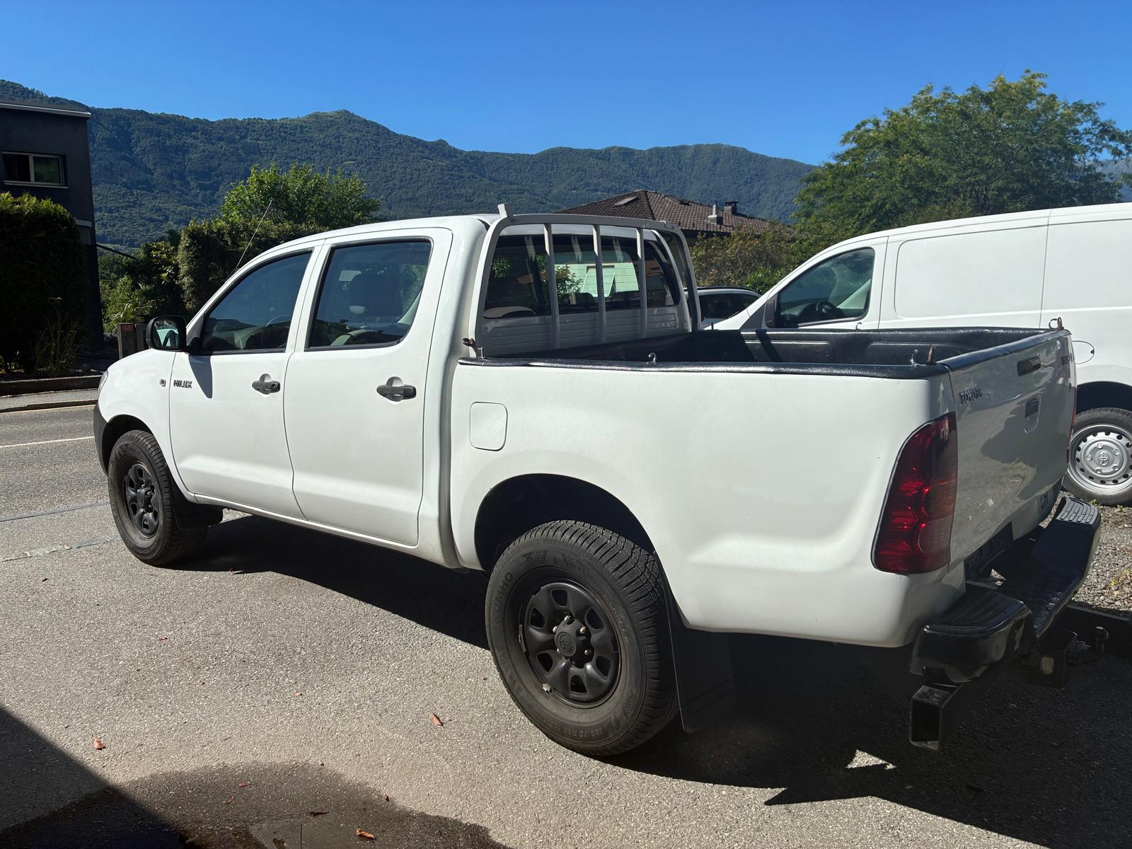 TOYOTA Hilux 4x4 DoubleCab LineaLuna-image-4