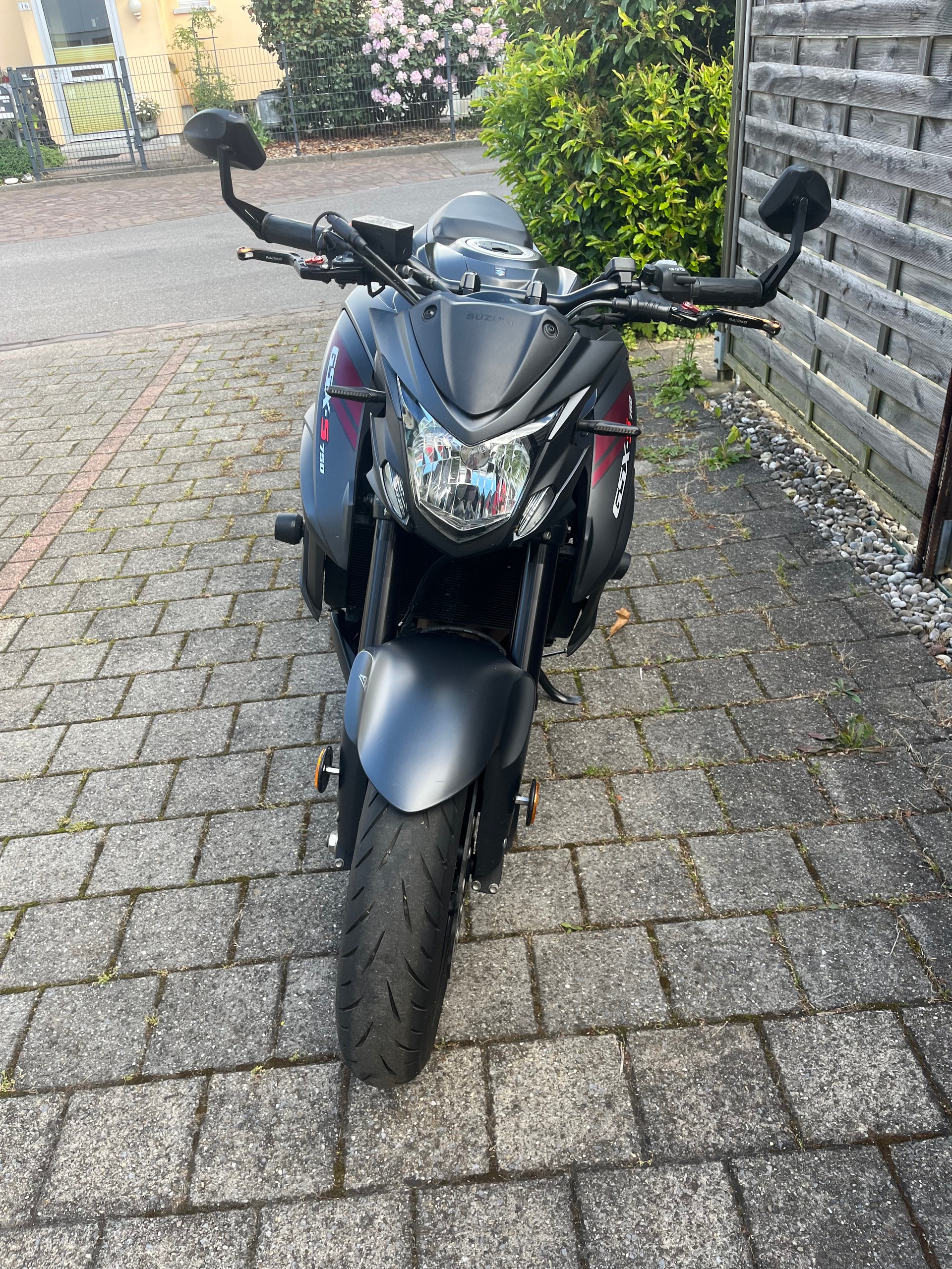 SUZUKI GSX-S 750-image-1