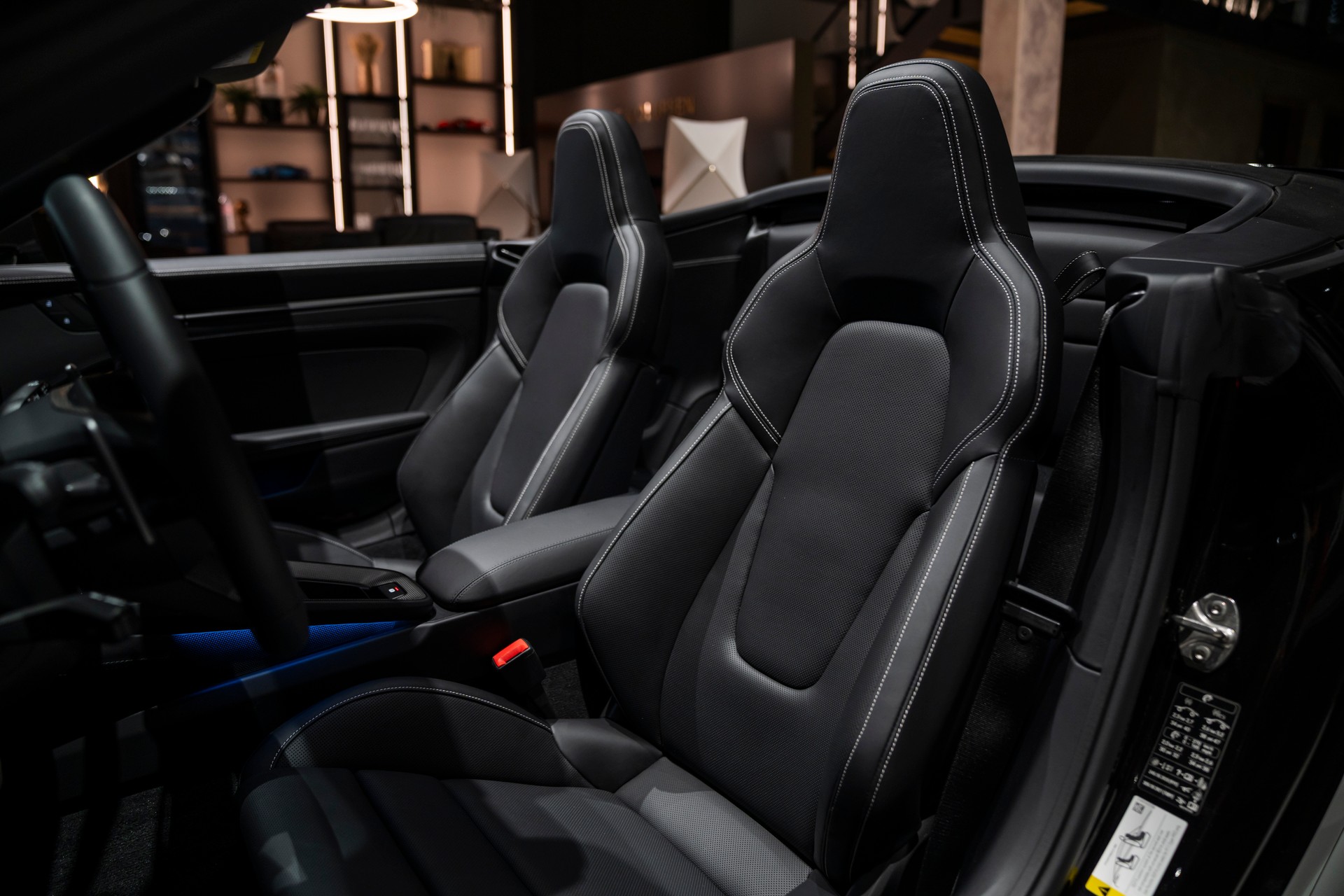 PORSCHE 911 Carrera 4 GTS Cabriolet PDK-image-10