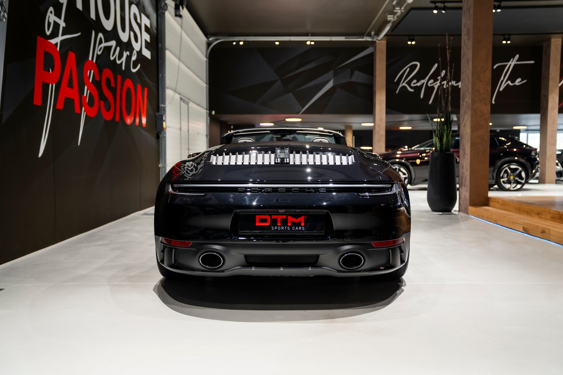 PORSCHE 911 Carrera 4 GTS Cabriolet PDK-image-4