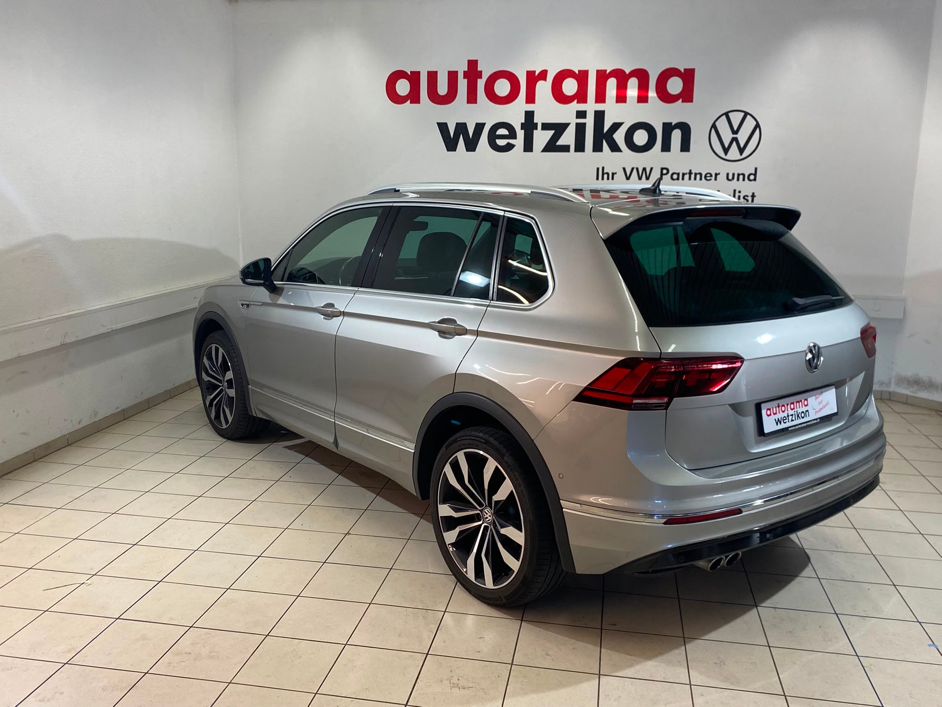 VW Tiguan 2.0TSI R-Line Highline 4Motion DSG-showroom-element-2