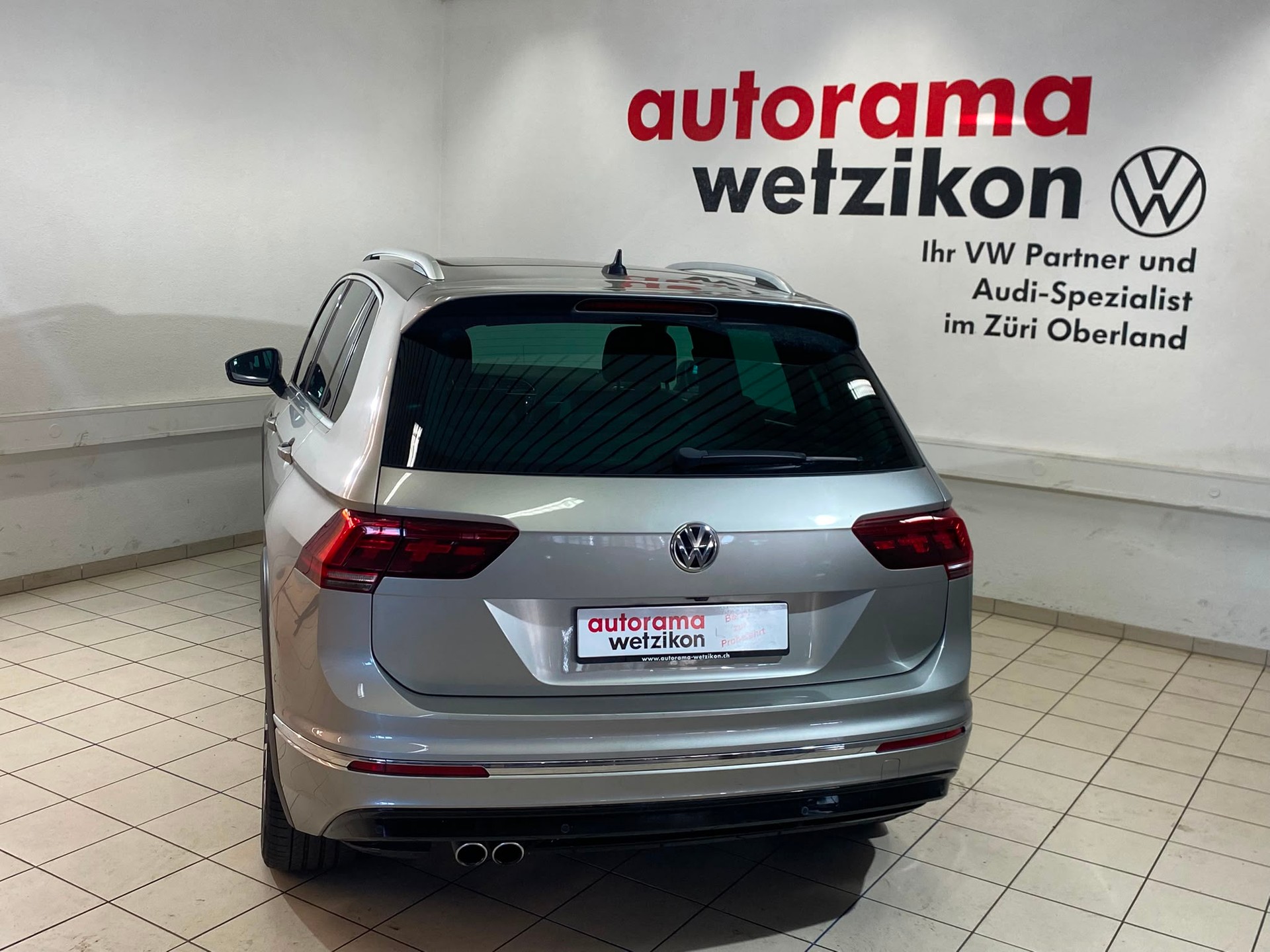 VW Tiguan 2.0TSI R-Line Highline 4Motion DSG-showroom-element-3