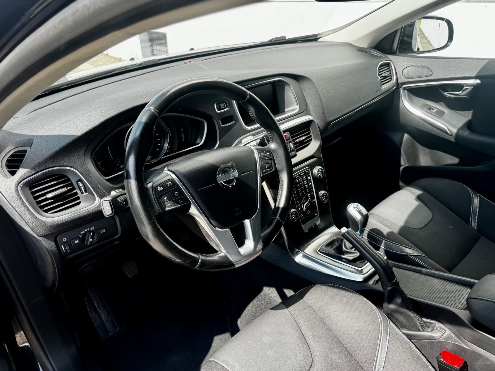 VOLVO V40 T2 Momentum-image-7