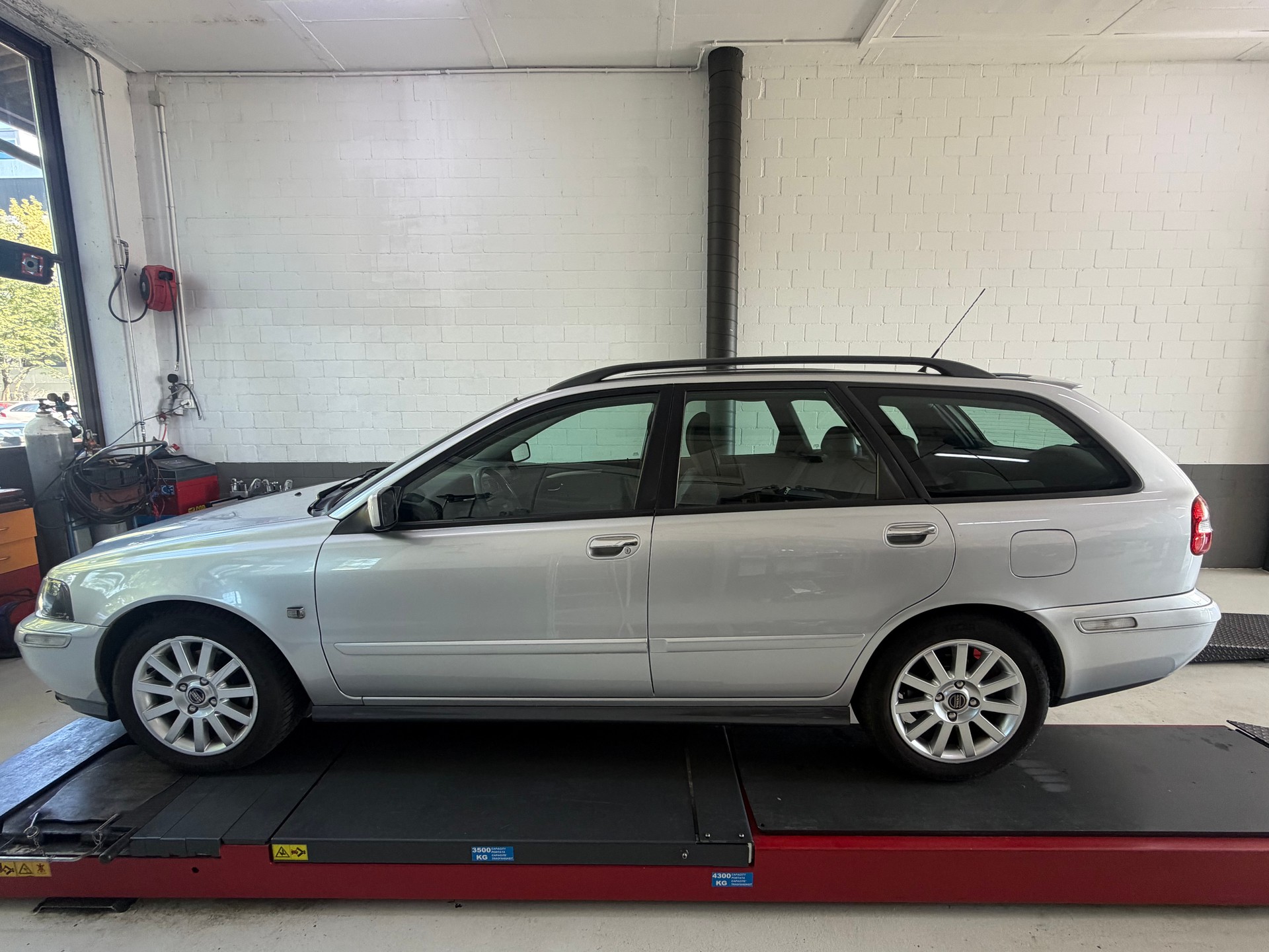 VOLVO V40 2.0T Sport Edition-image-2