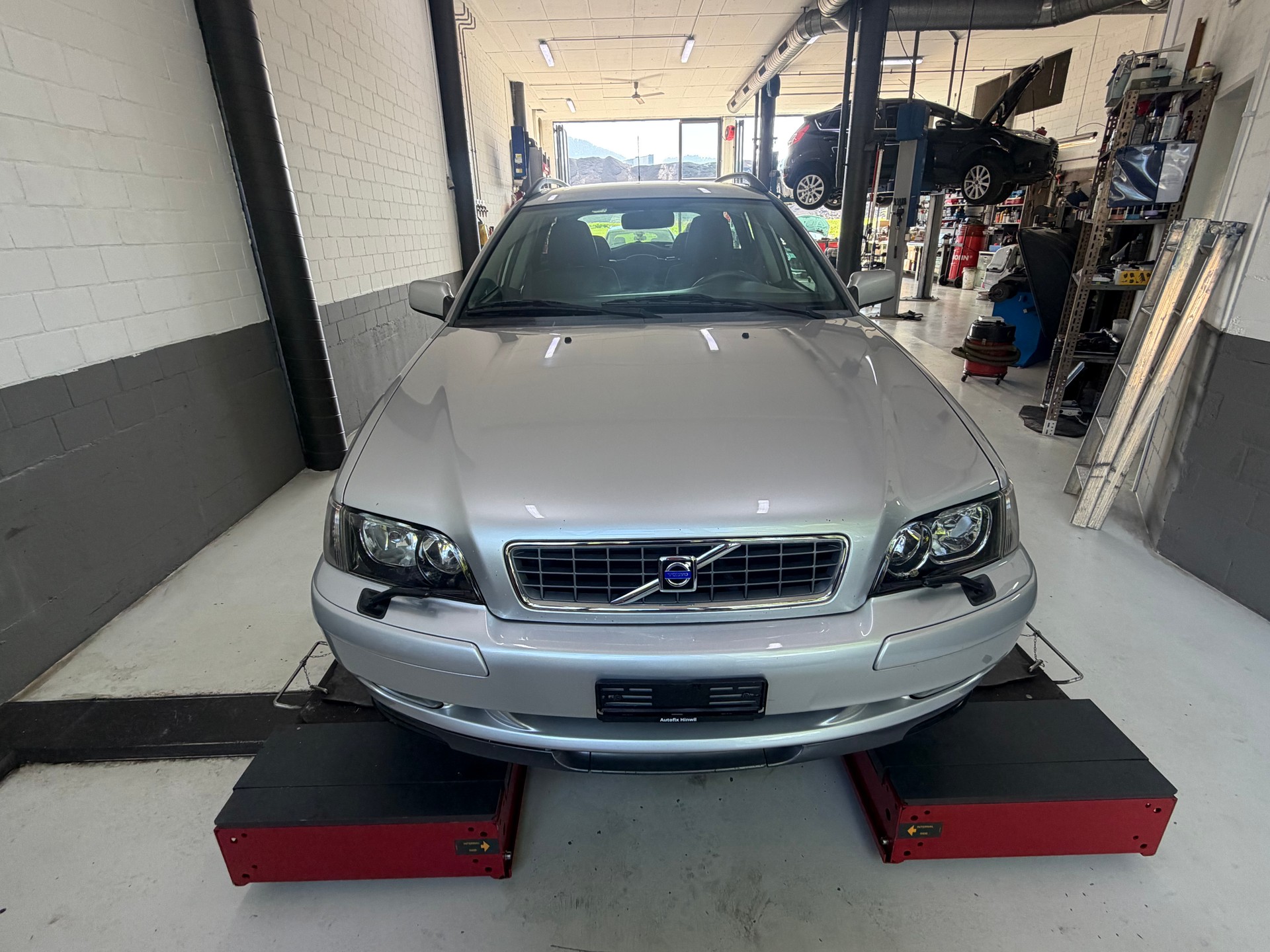 VOLVO V40 2.0T Sport Edition-image-1