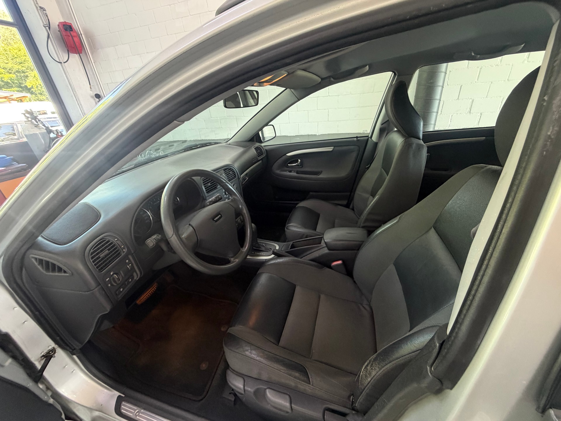 VOLVO V40 2.0T Sport Edition-image-7
