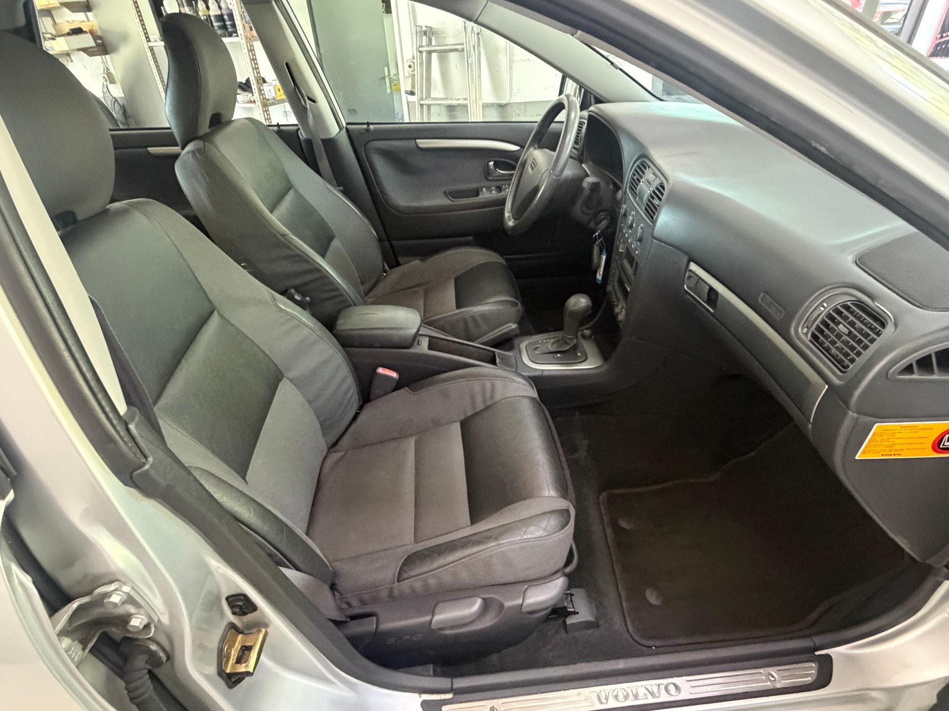 VOLVO V40 2.0T Sport Edition-image-9