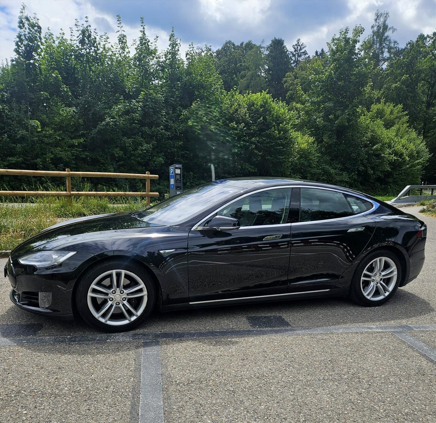 TESLA Model S 70 D