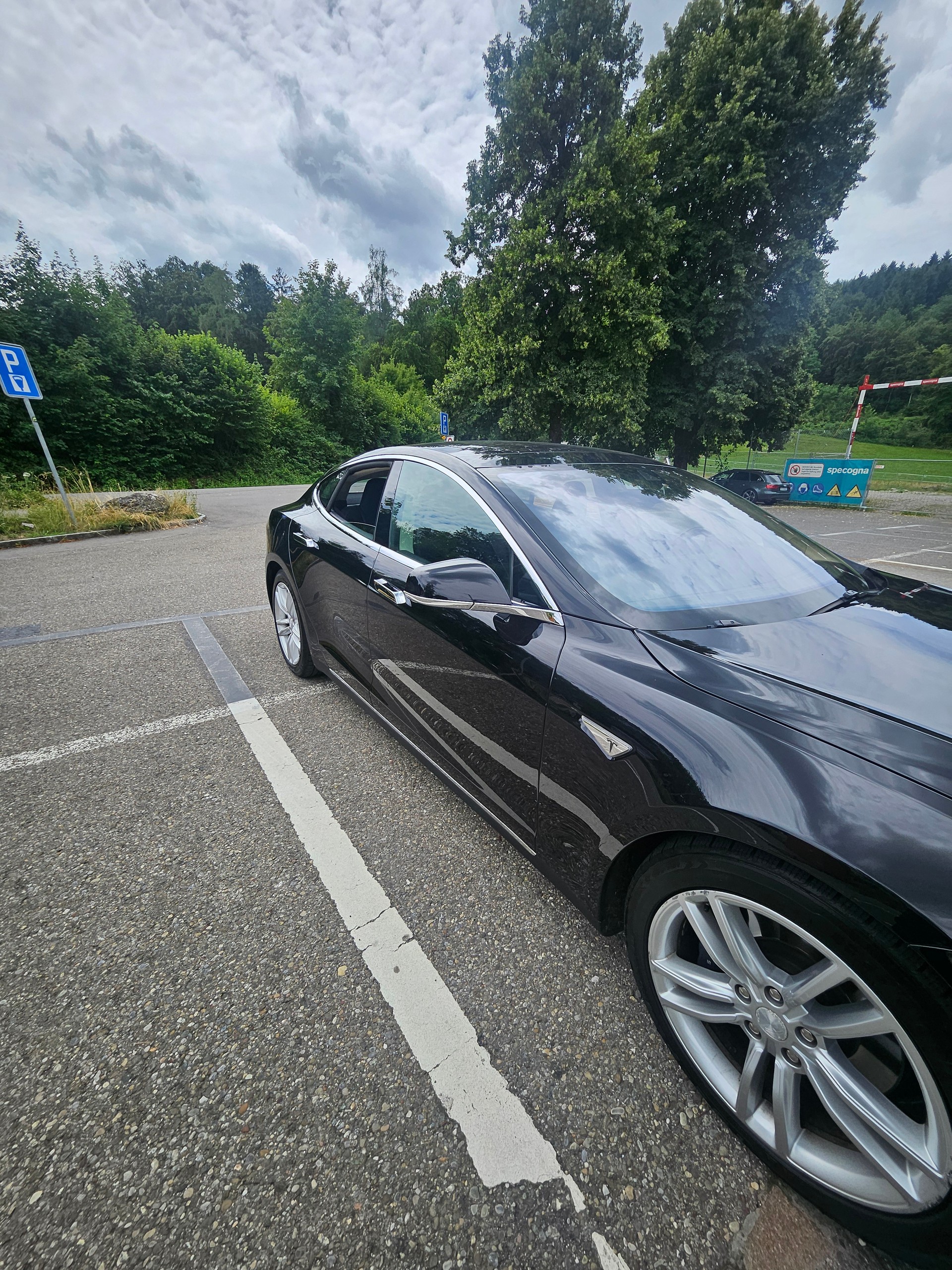 TESLA Model S 70 D-image-5