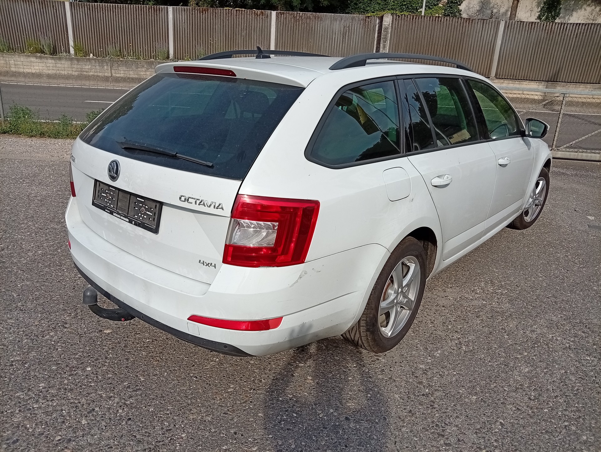 SKODA Octavia Combi 2.0 TDI Ambition 4x4 DSG-image-3