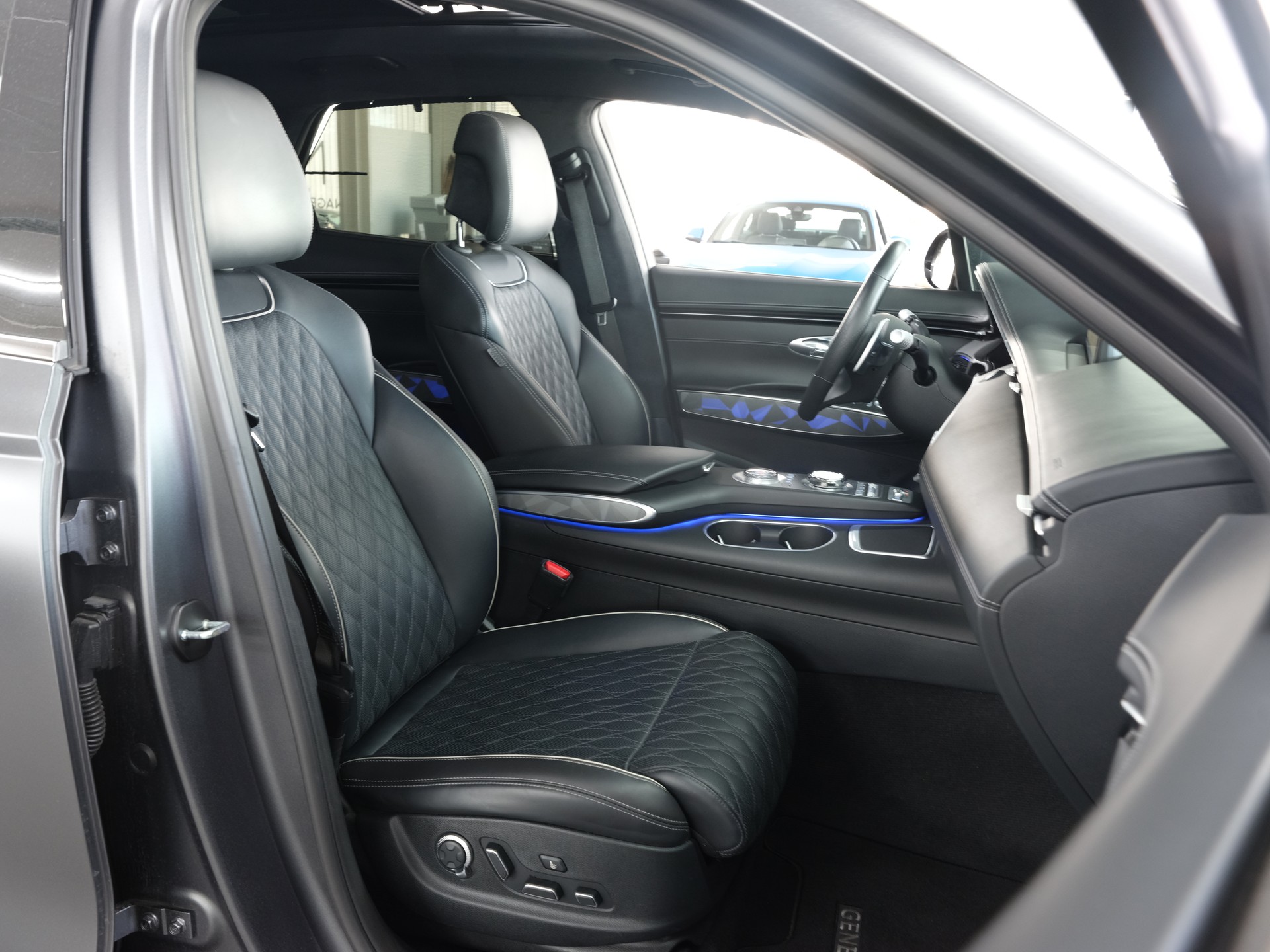 GENESIS GV70 2.2 CRDI Luxury AT8 AWD *Panorama* *360 Kamera* *Vollausstattung*-image-21