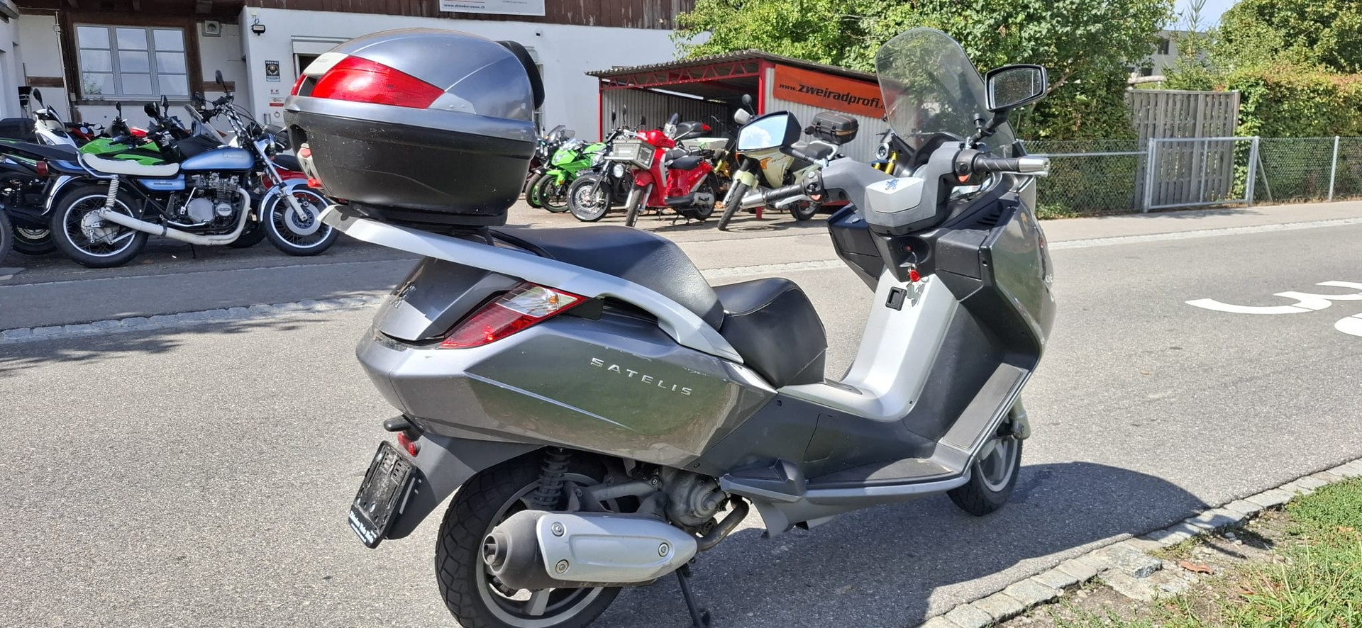 PEUGEOT Satelis 250 Executive ABS-image-2