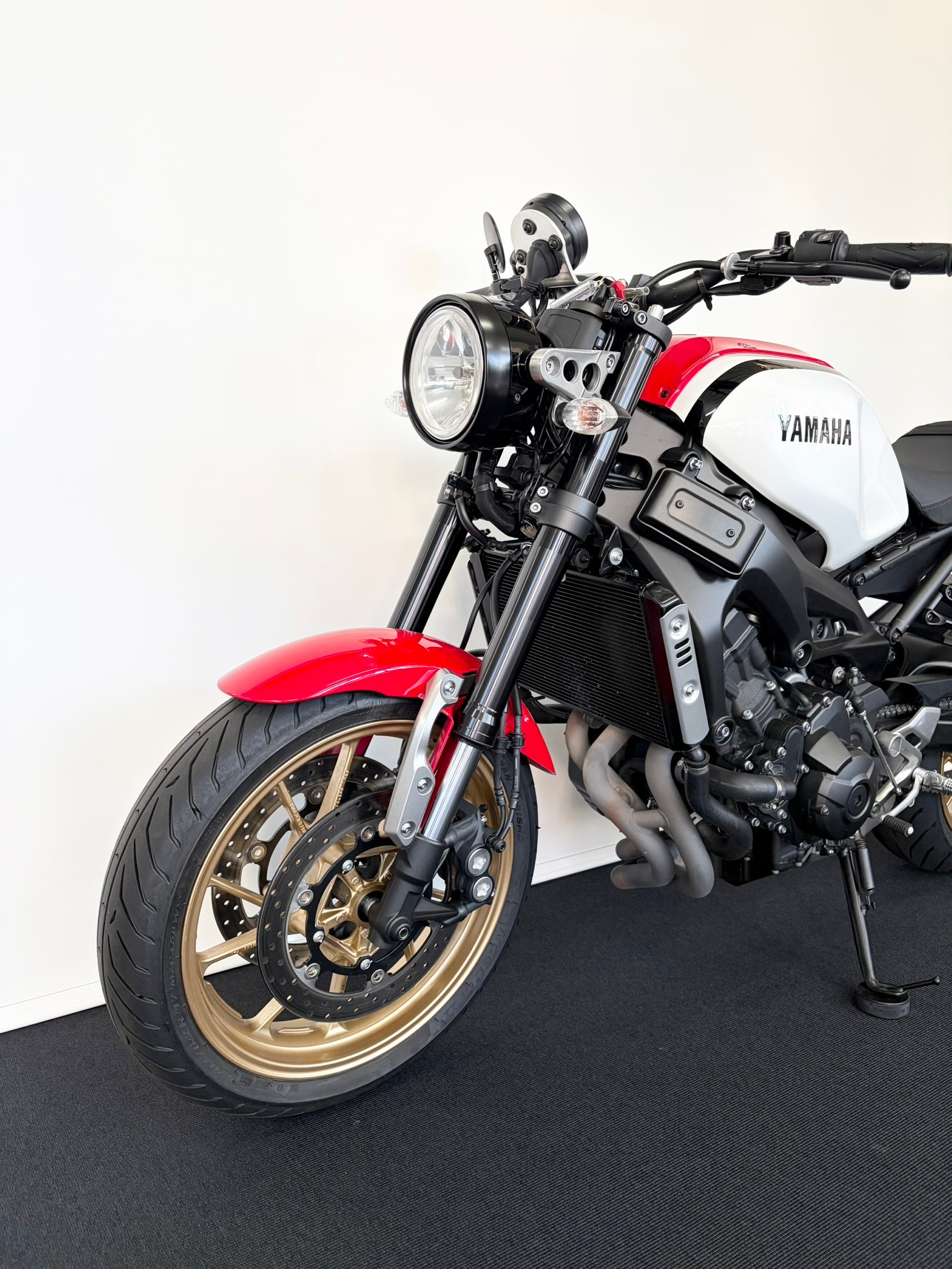 YAMAHA XSR 900-image-2