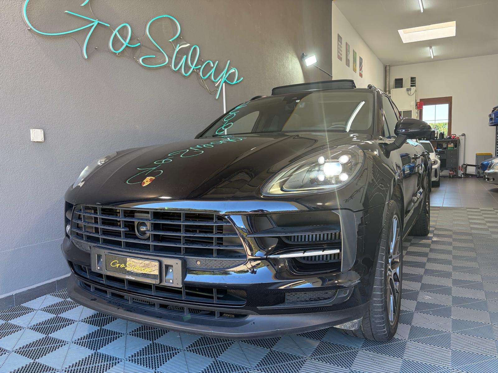PORSCHE Macan S PDK - Attelage - Toit ouvrant-showroom-element-1