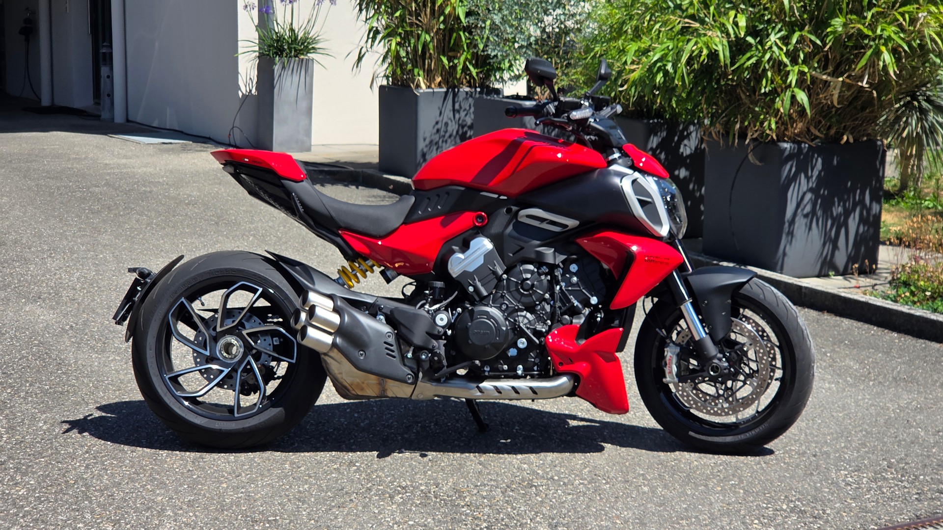 DUCATI Diavel V4-image-1