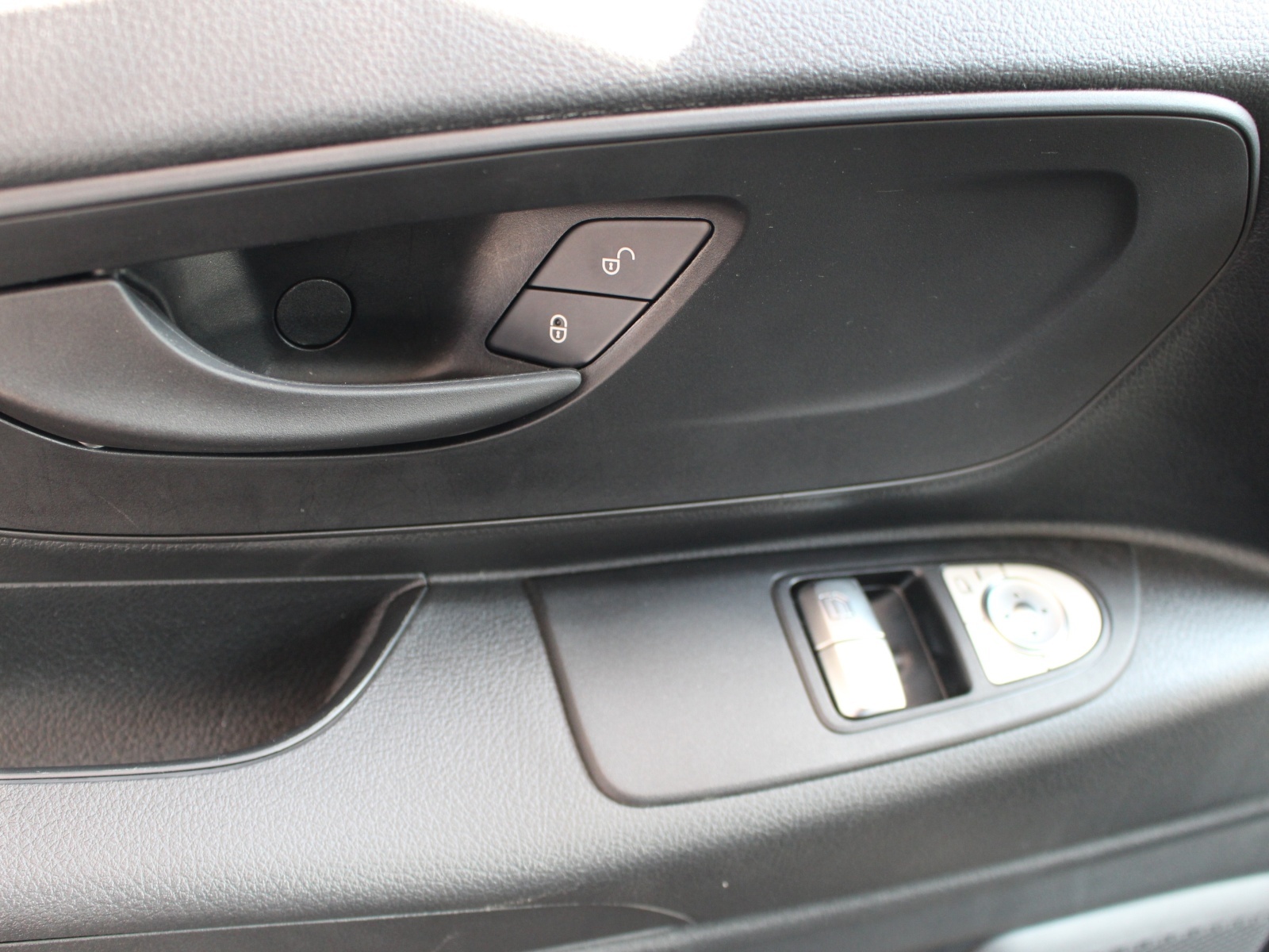 MERCEDES-BENZ Vito 114 KB Tourer Base E-image-9
