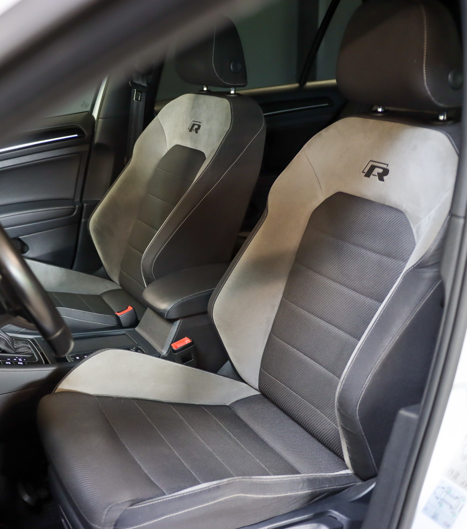 VW Golf 2.0 TSI R 4Motion DSG-image-12