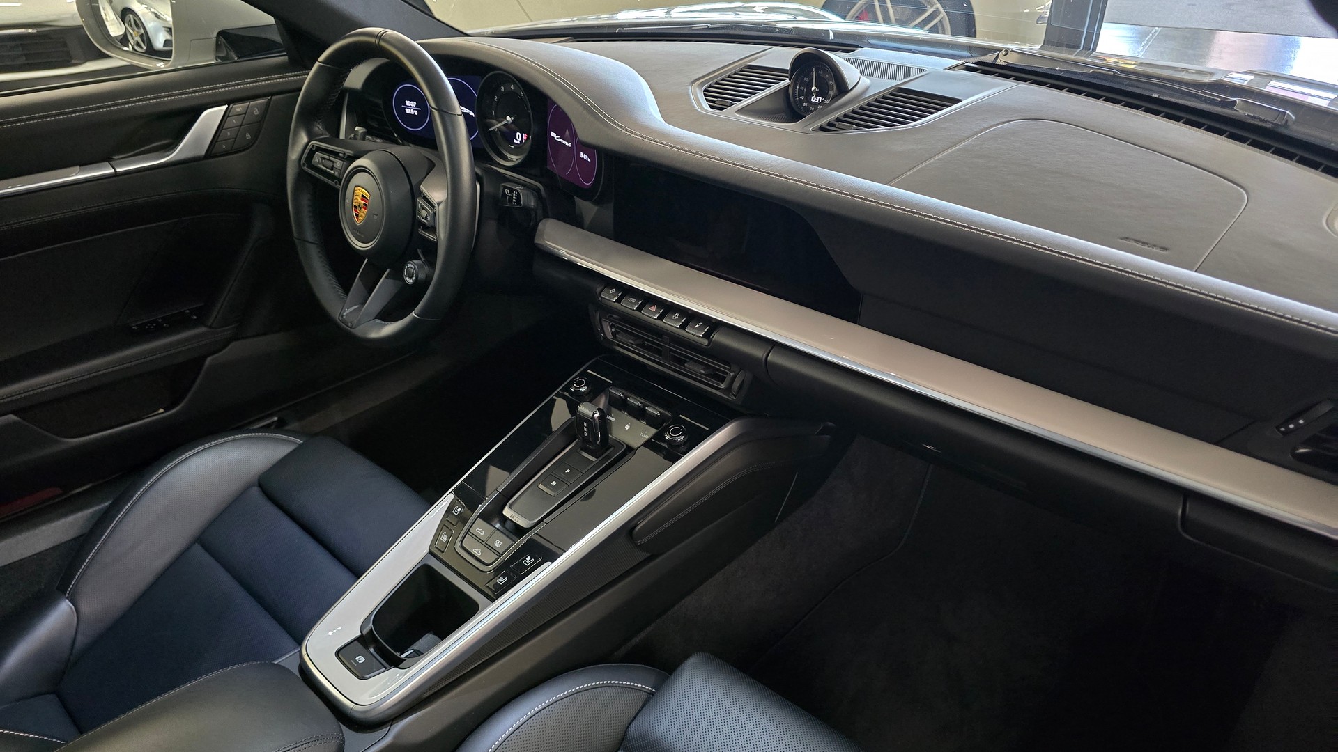 PORSCHE 911 Carrera 4 PDK AERO Paket-image-22