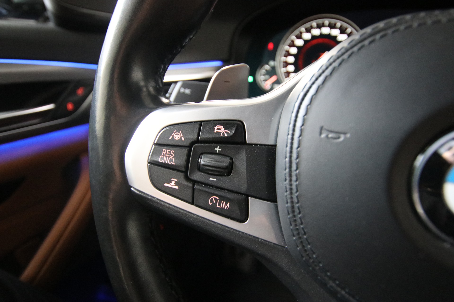 BMW M550i xDrive Steptronic-image-27