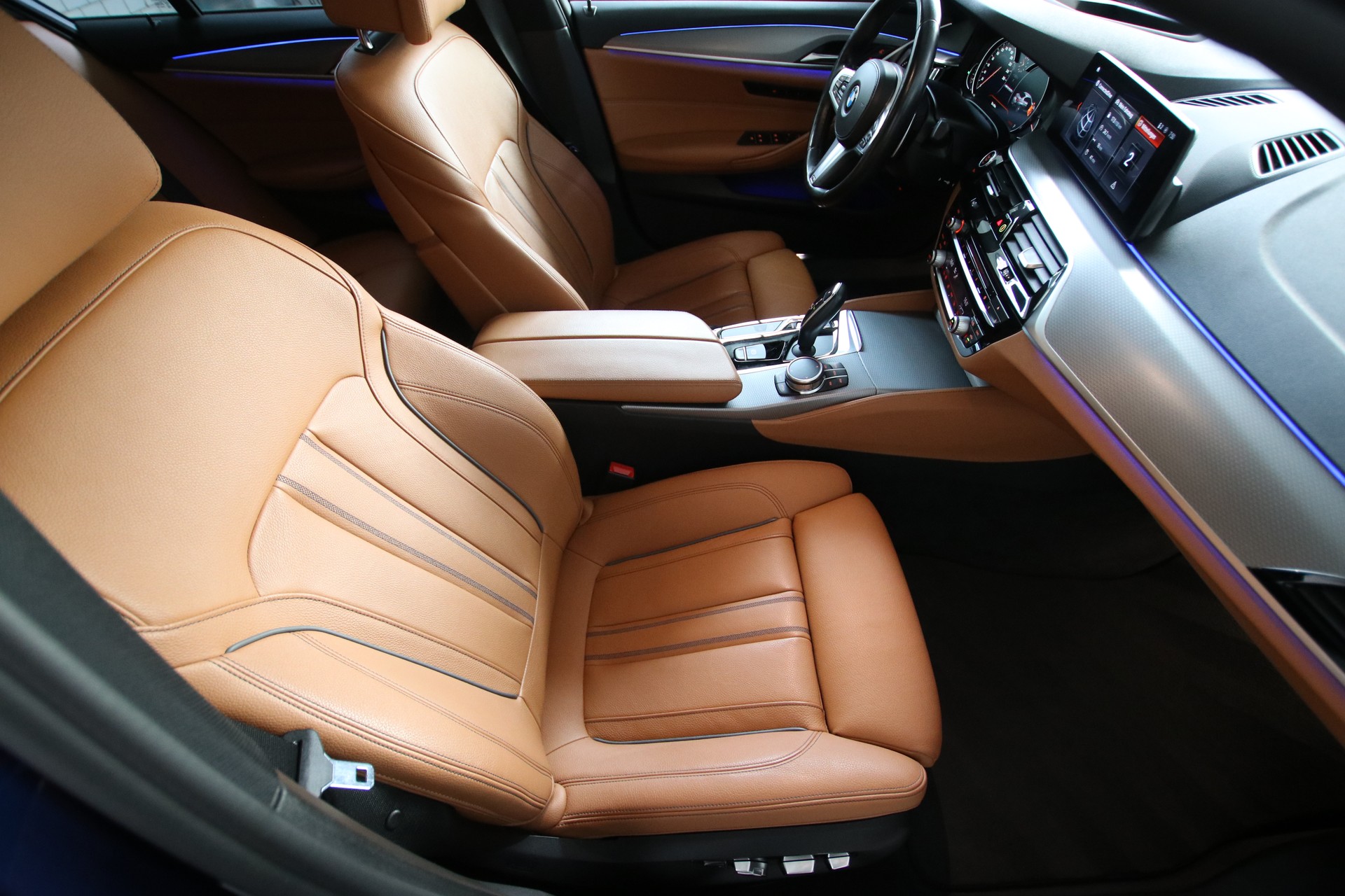 BMW M550i xDrive Steptronic-image-13