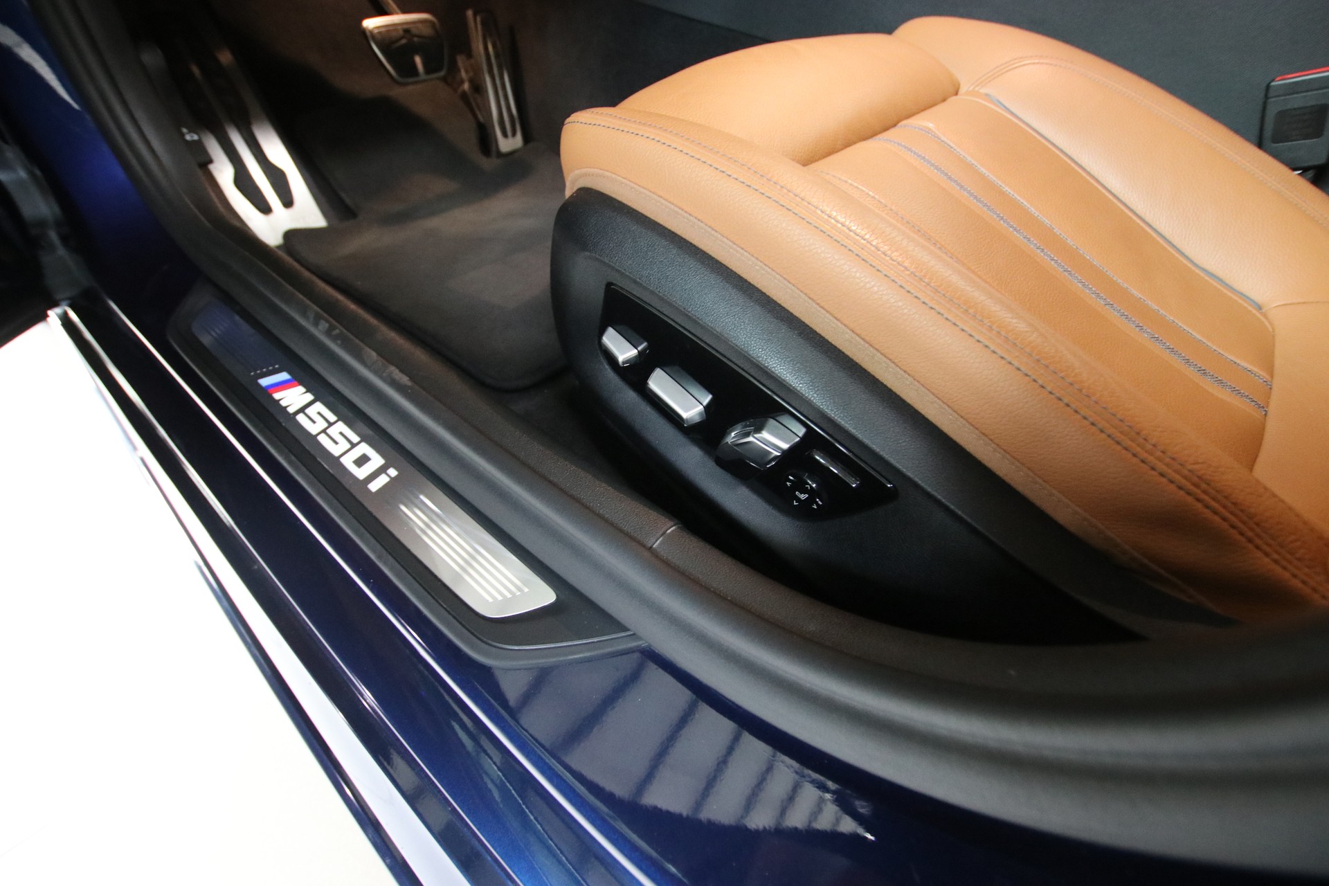 BMW M550i xDrive Steptronic-image-12