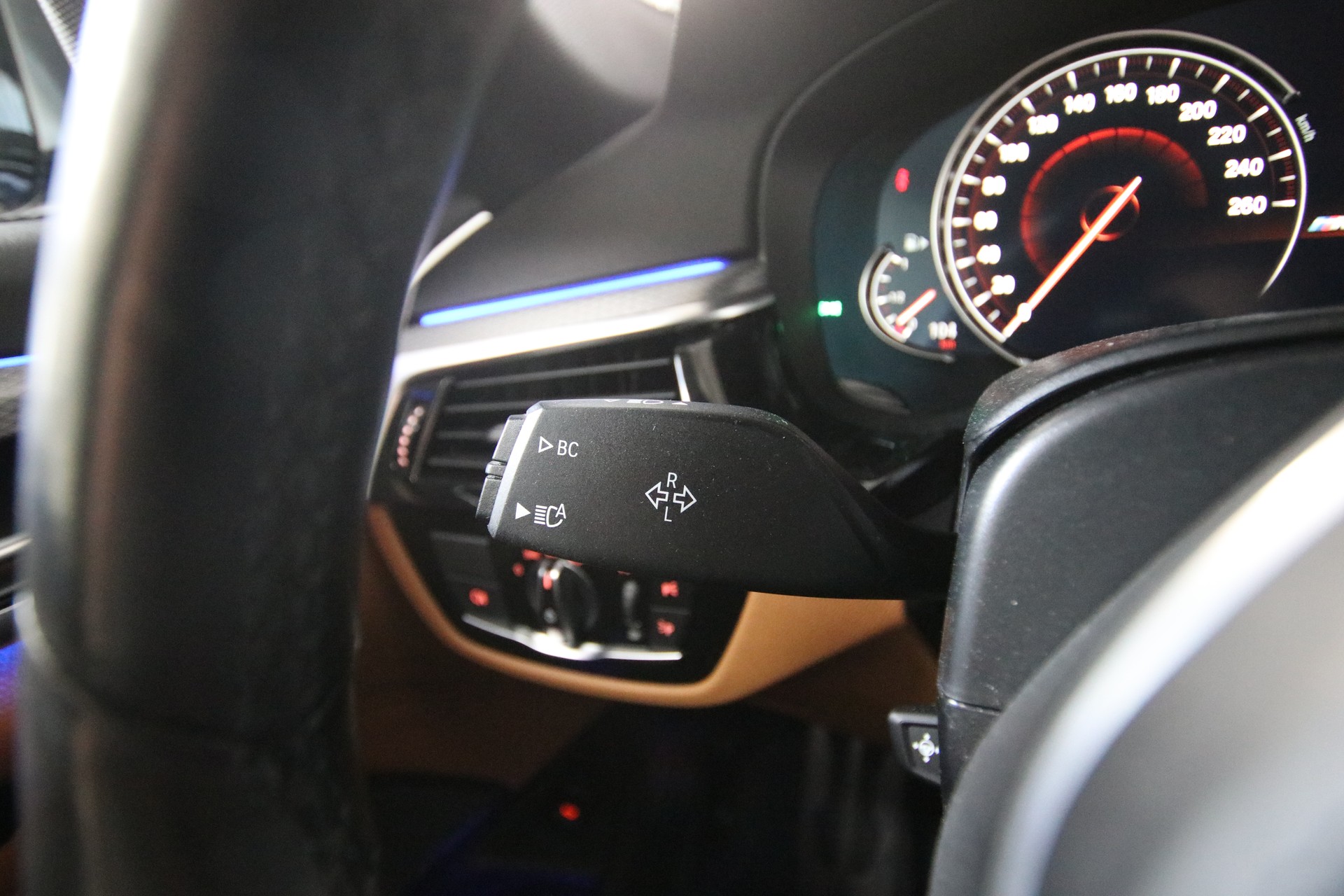 BMW M550i xDrive Steptronic-image-26