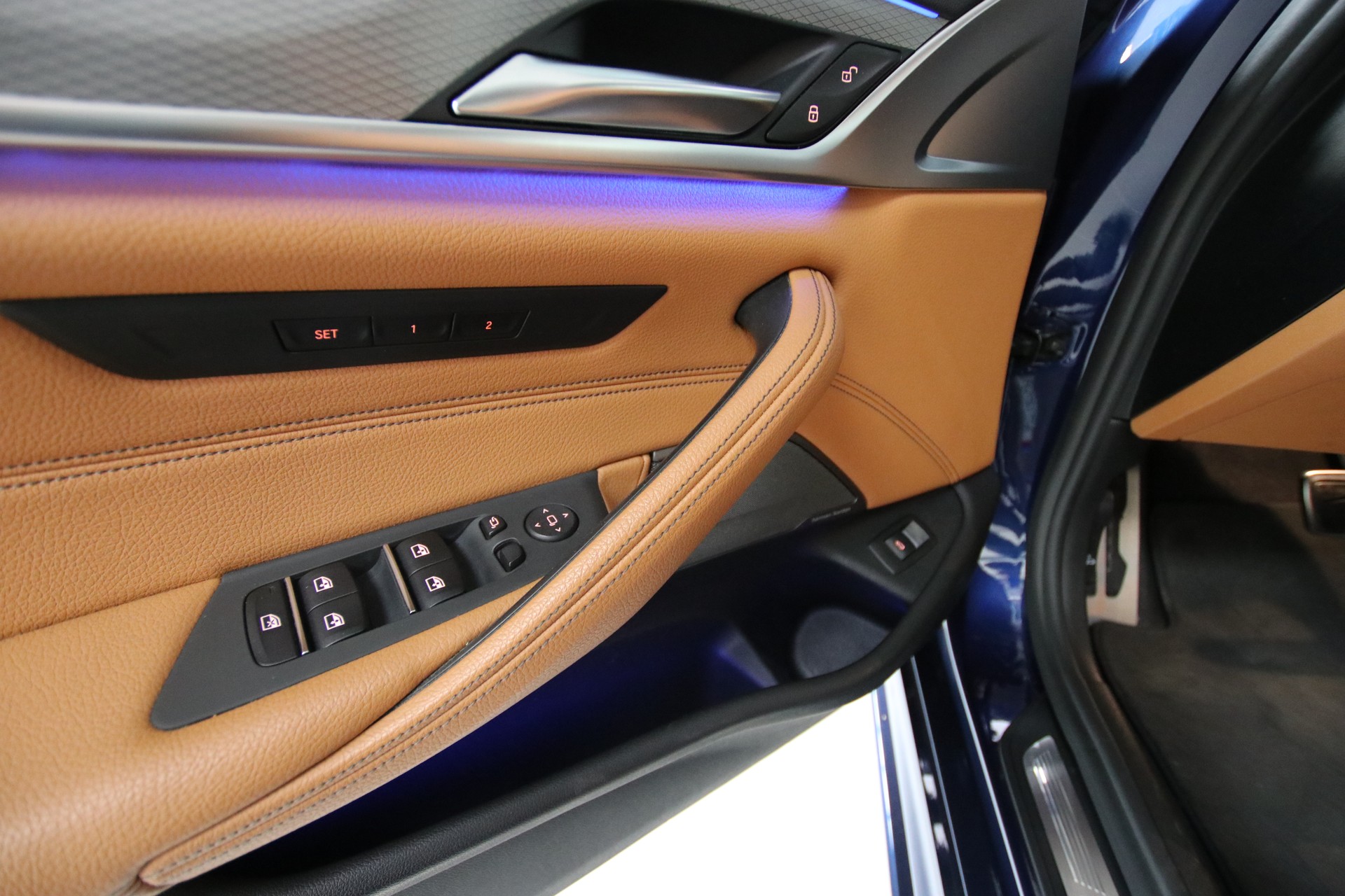 BMW M550i xDrive Steptronic-image-24