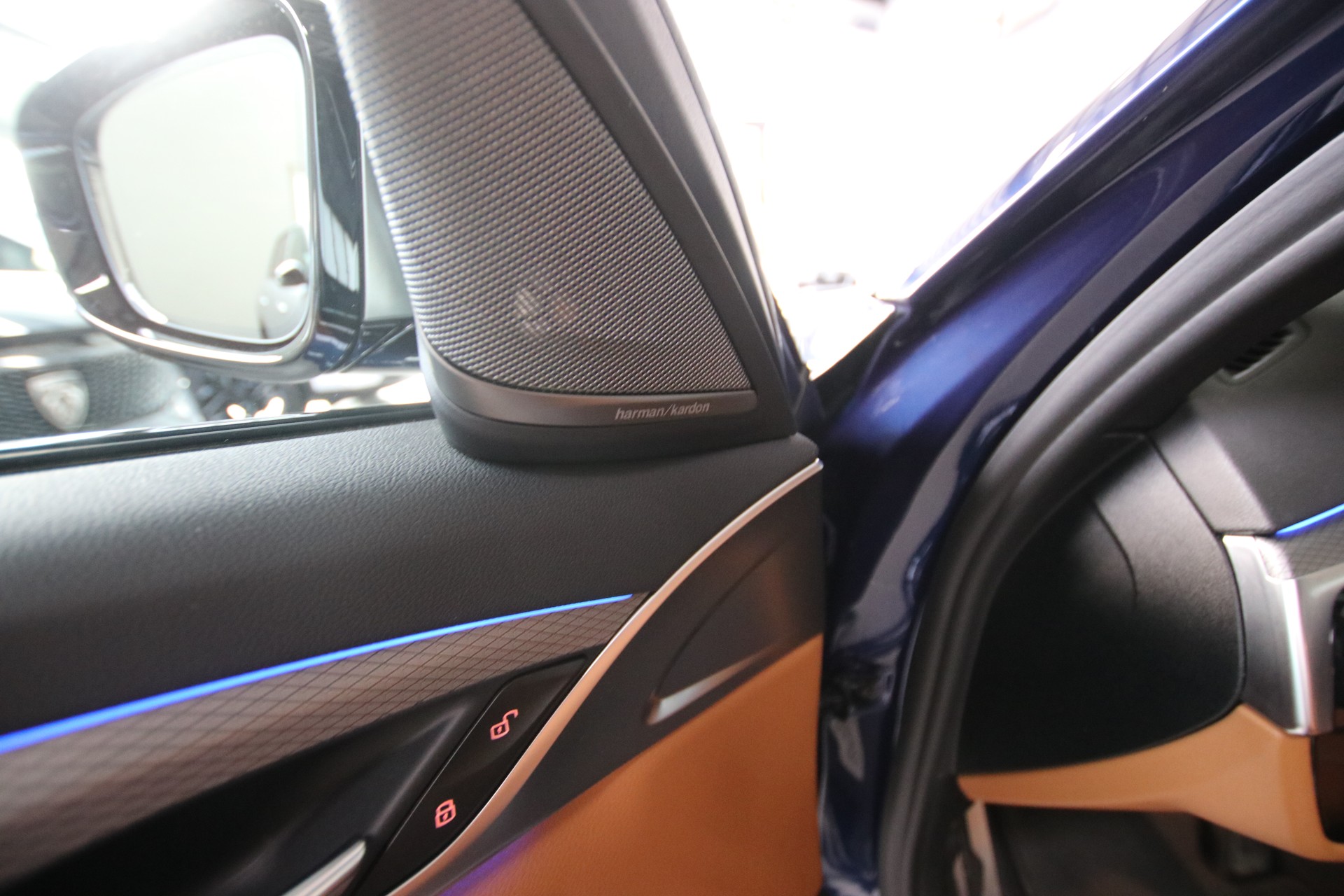 BMW M550i xDrive Steptronic-image-25