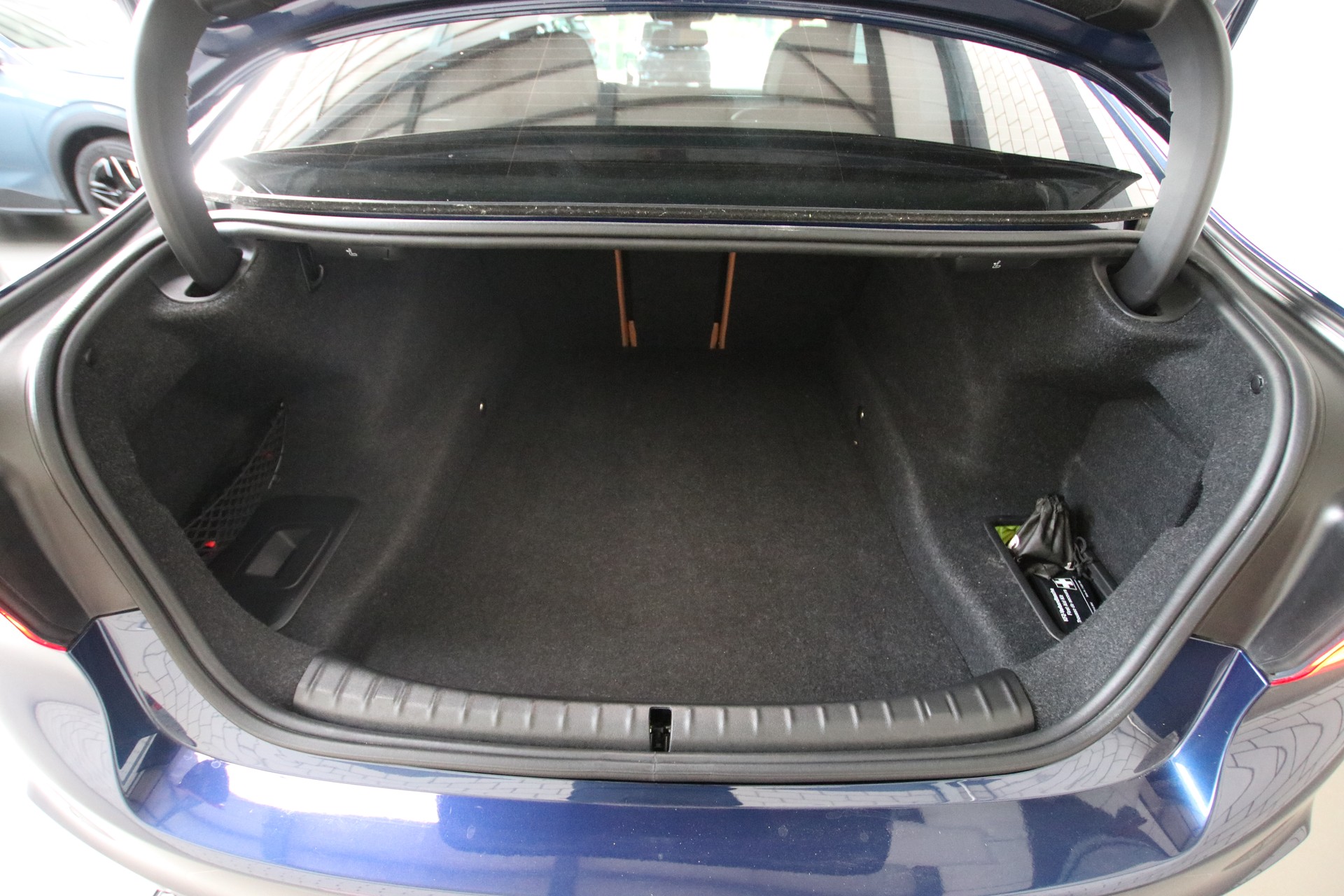 BMW M550i xDrive Steptronic-image-16
