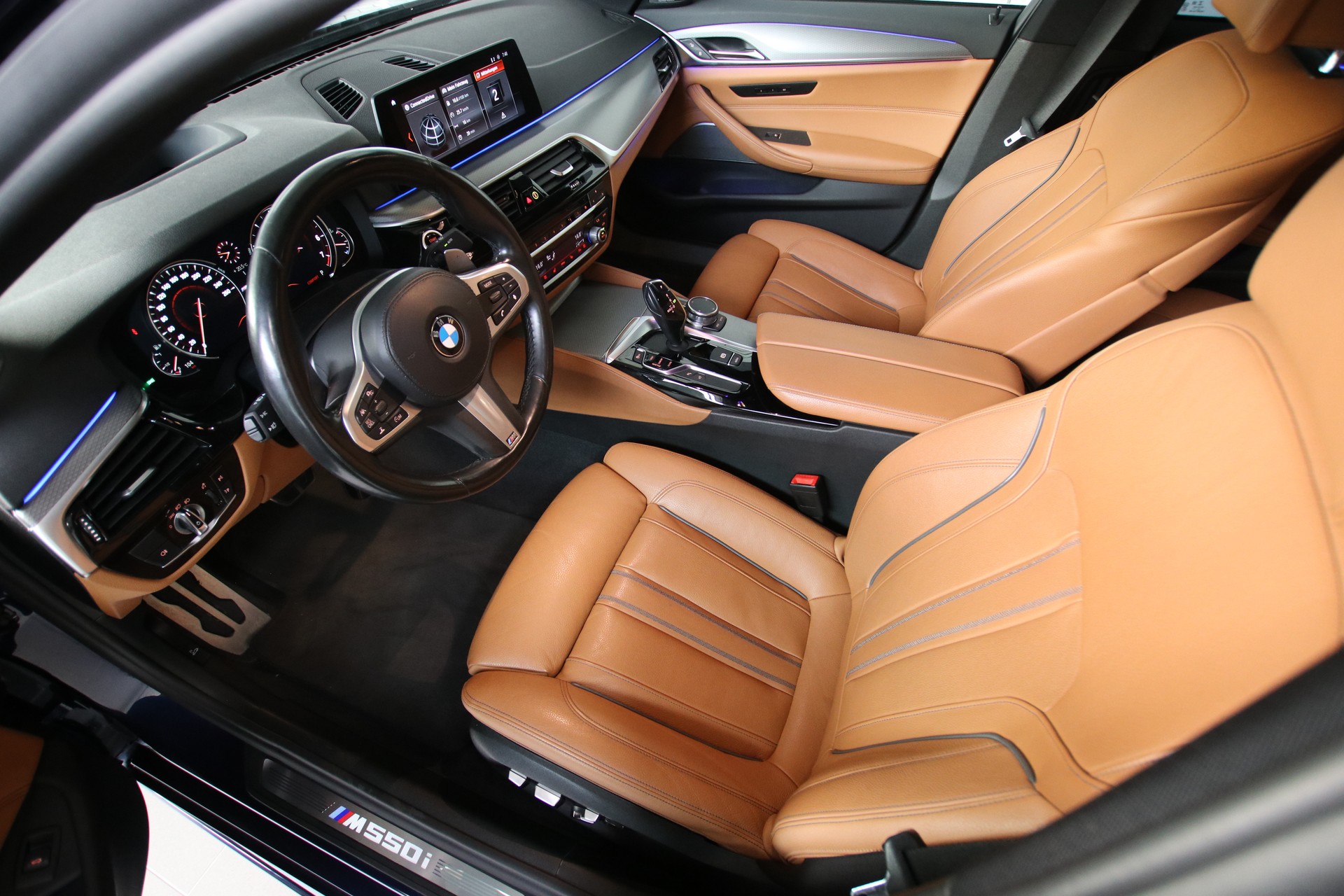BMW M550i xDrive Steptronic-image-11