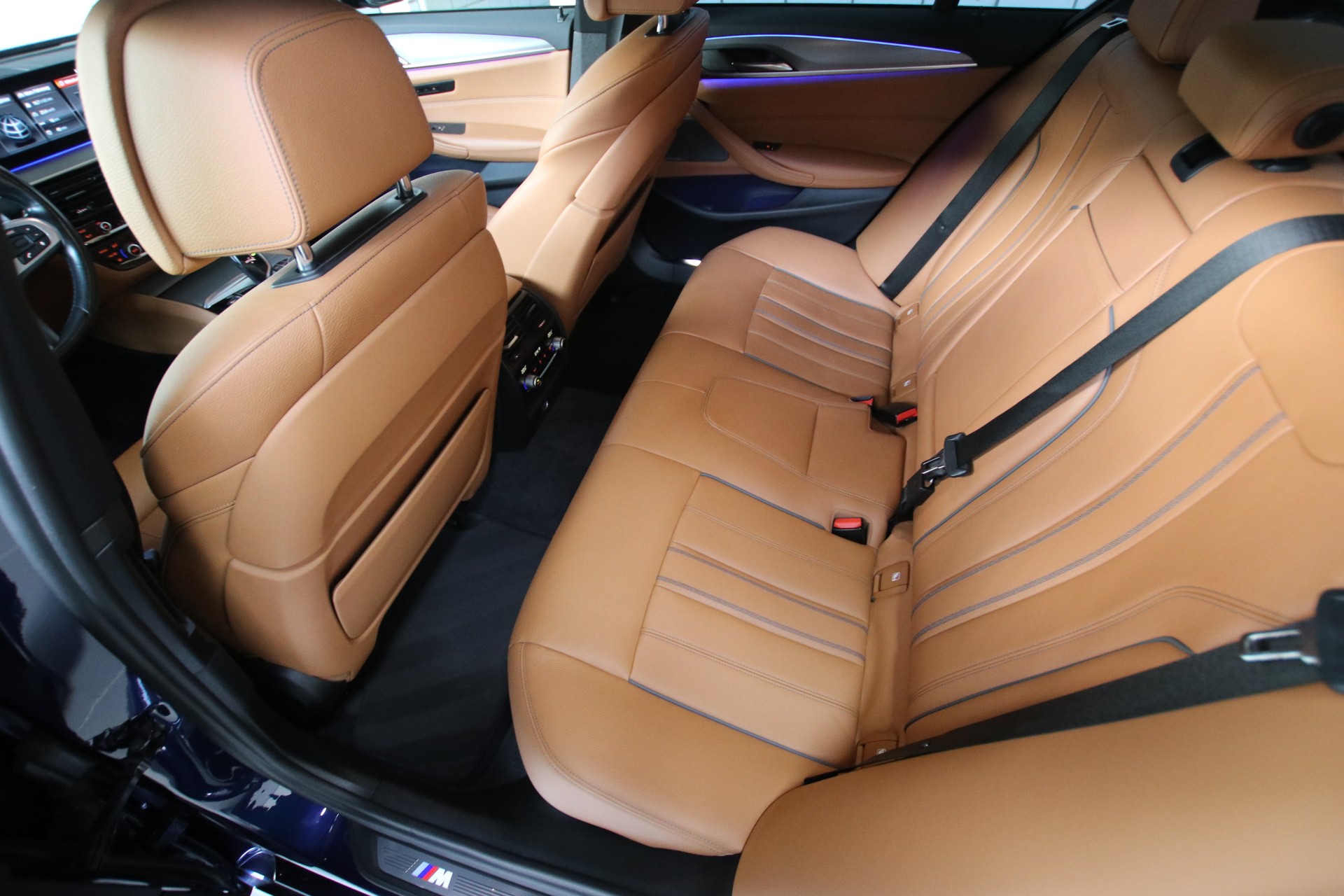 BMW M550i xDrive Steptronic-image-14