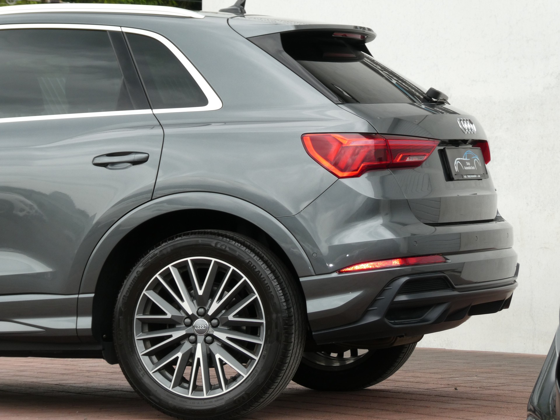 AUDI Q3 40 TDI S line quattro S-tronic (CH)-image-5