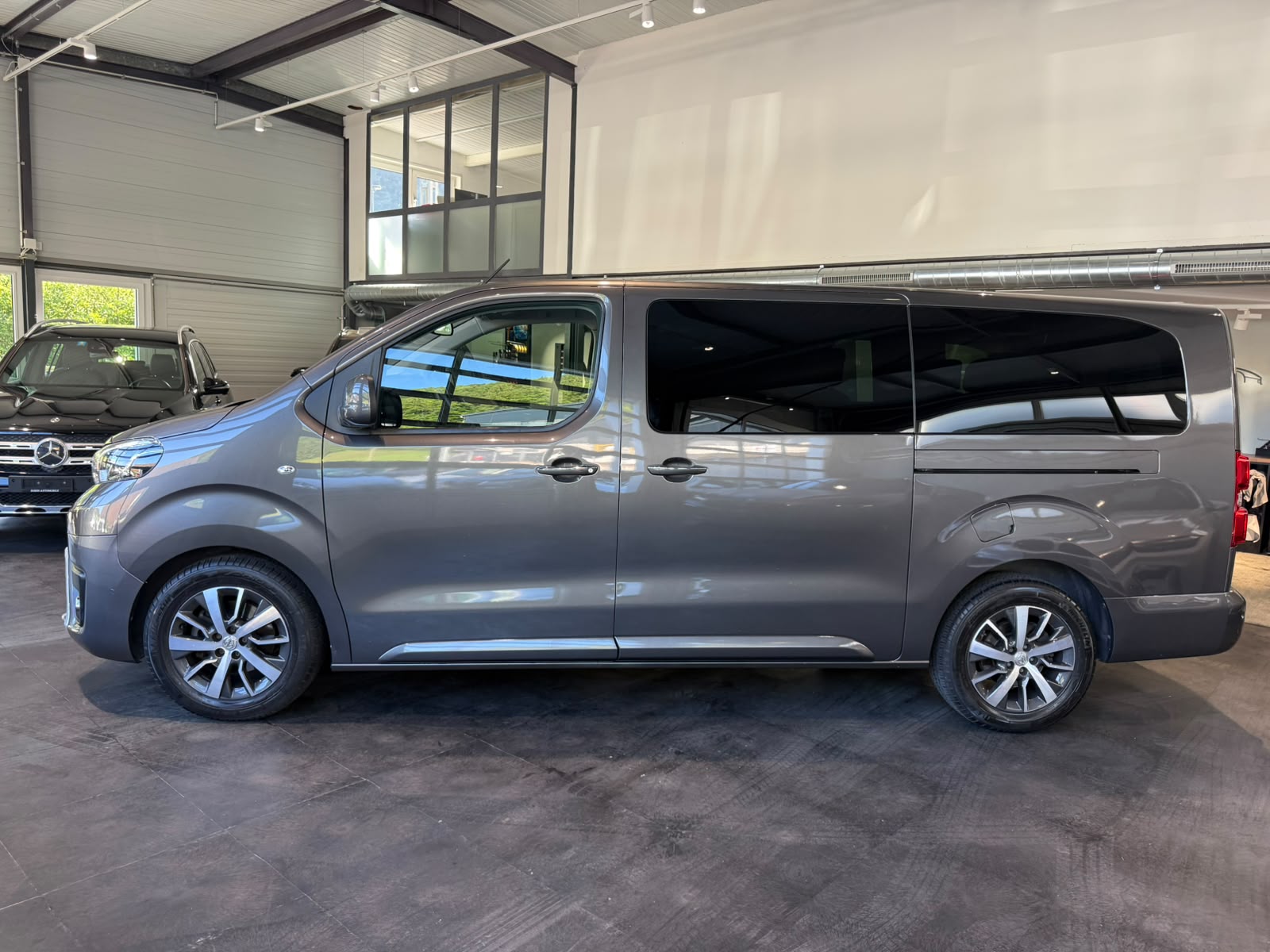 TOYOTA Proace Verso 2.0 D-4D VIP Long Automatic-showroom-element-1