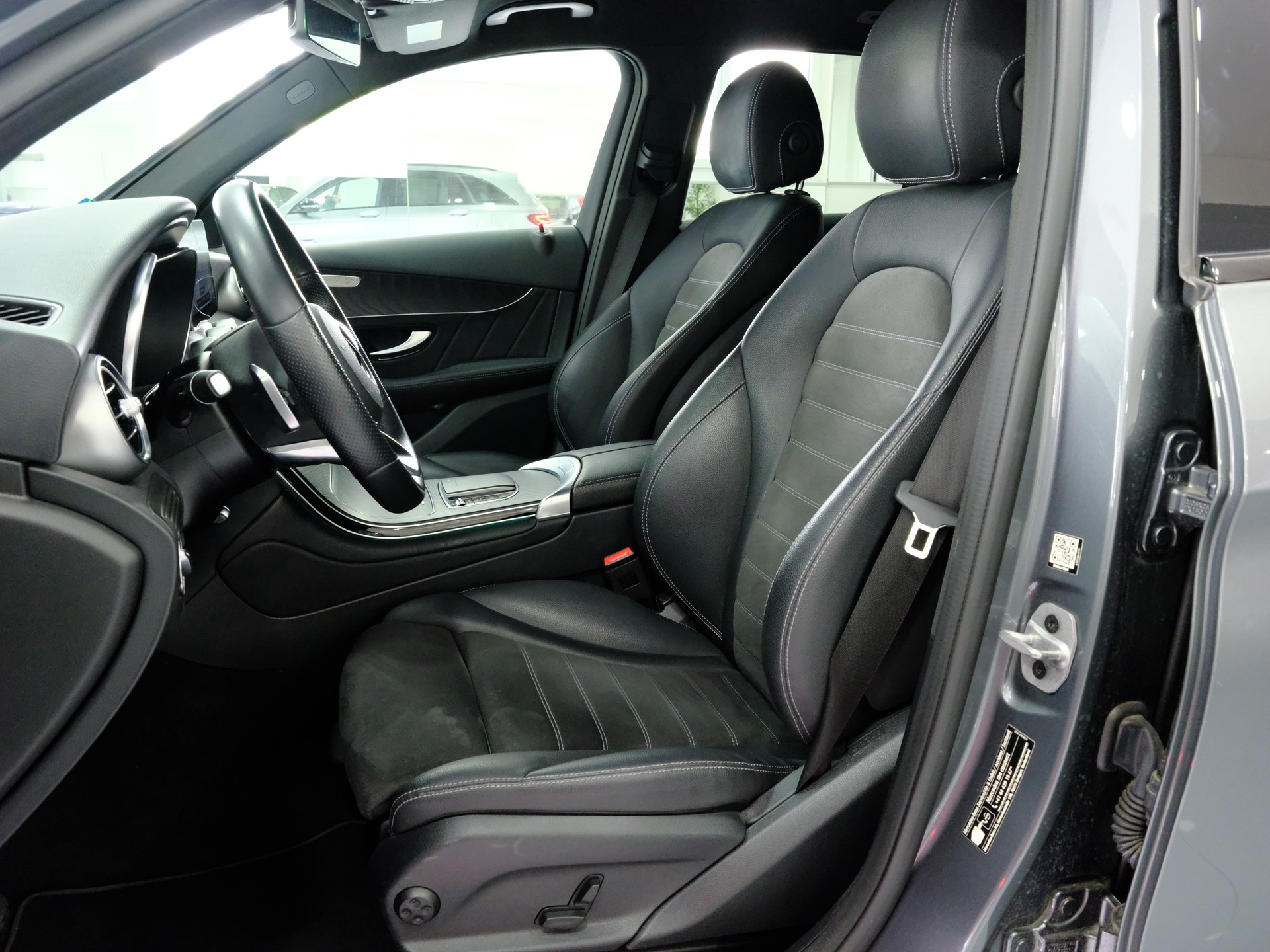 MERCEDES-BENZ GLC 220 d AMG Line 4Matic 9G-Tronic-image-11