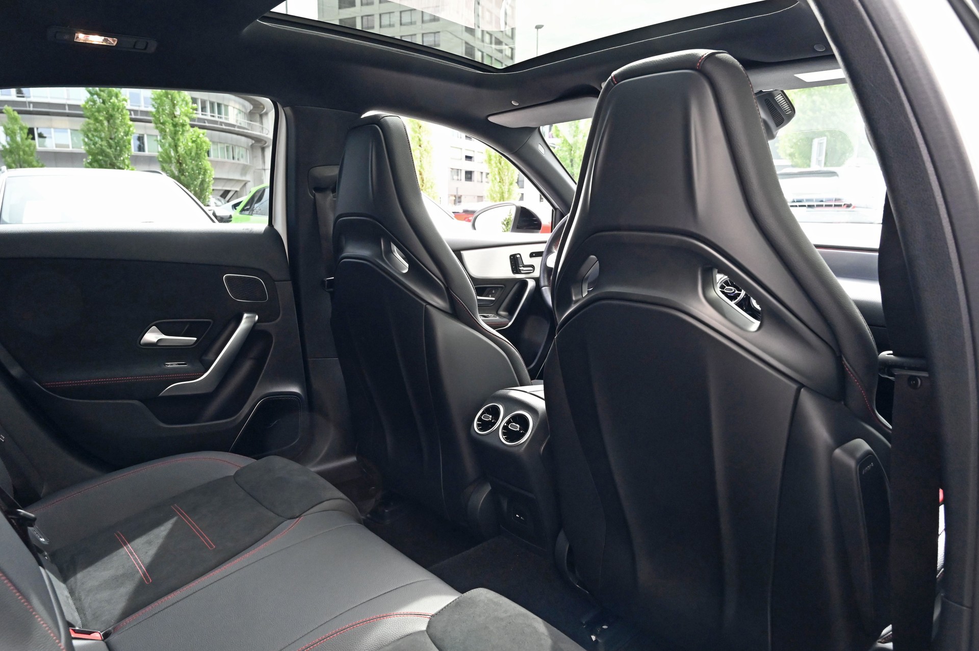 MERCEDES-BENZ A 35 AMG 4Matic Speedshift-image-16