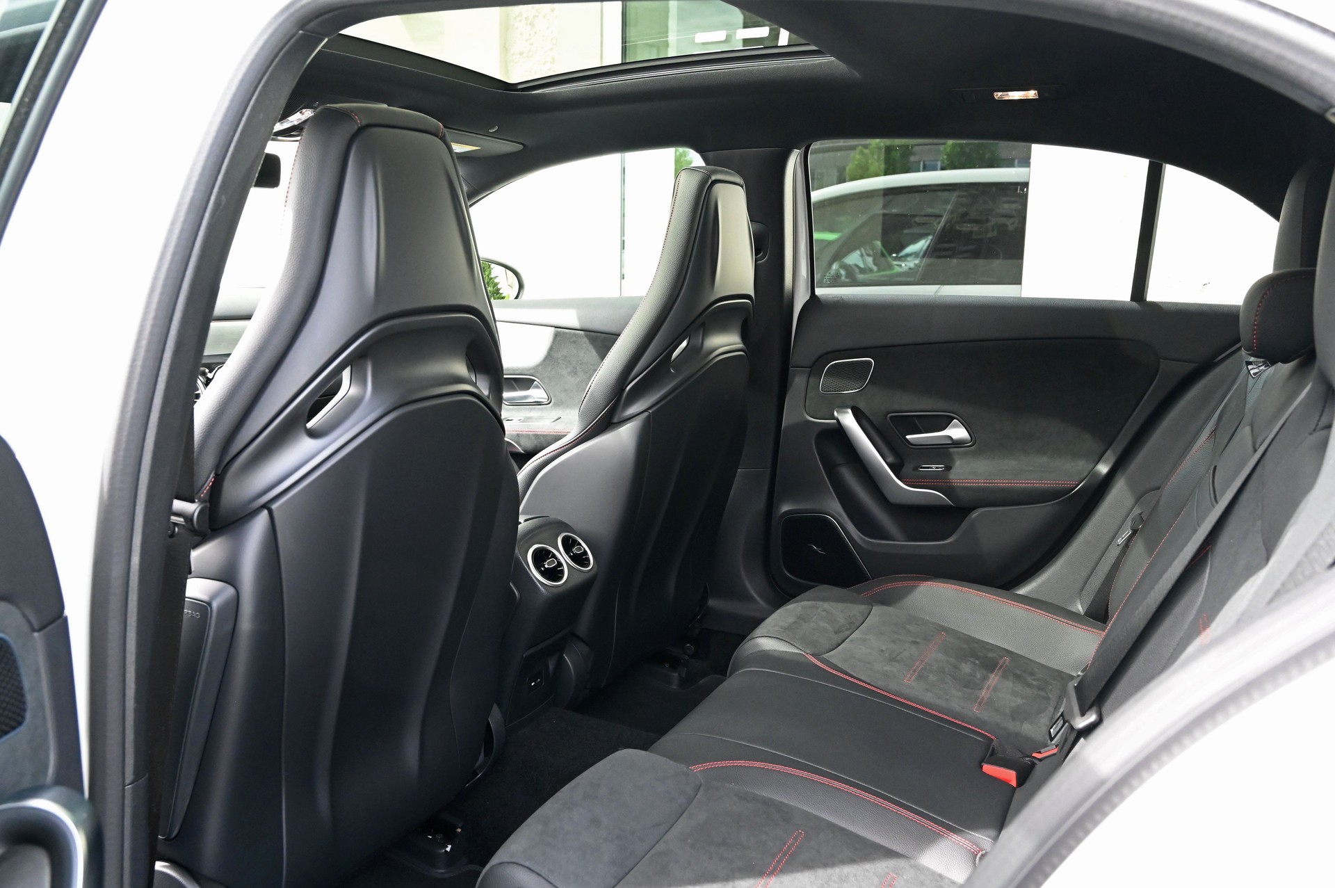 MERCEDES-BENZ A 35 AMG 4Matic Speedshift-image-15