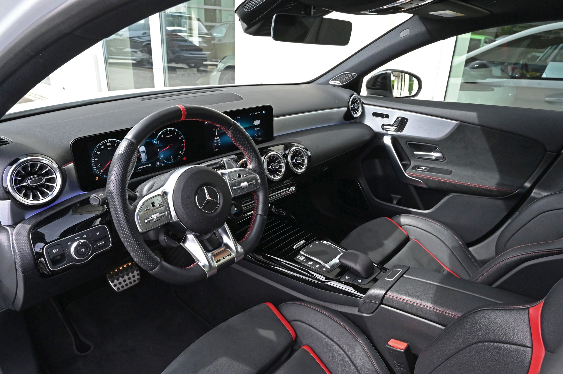 MERCEDES-BENZ A 35 AMG 4Matic Speedshift-image-12