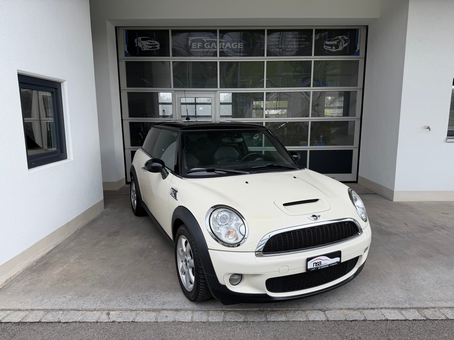 MINI Cooper S-showroom-element-2