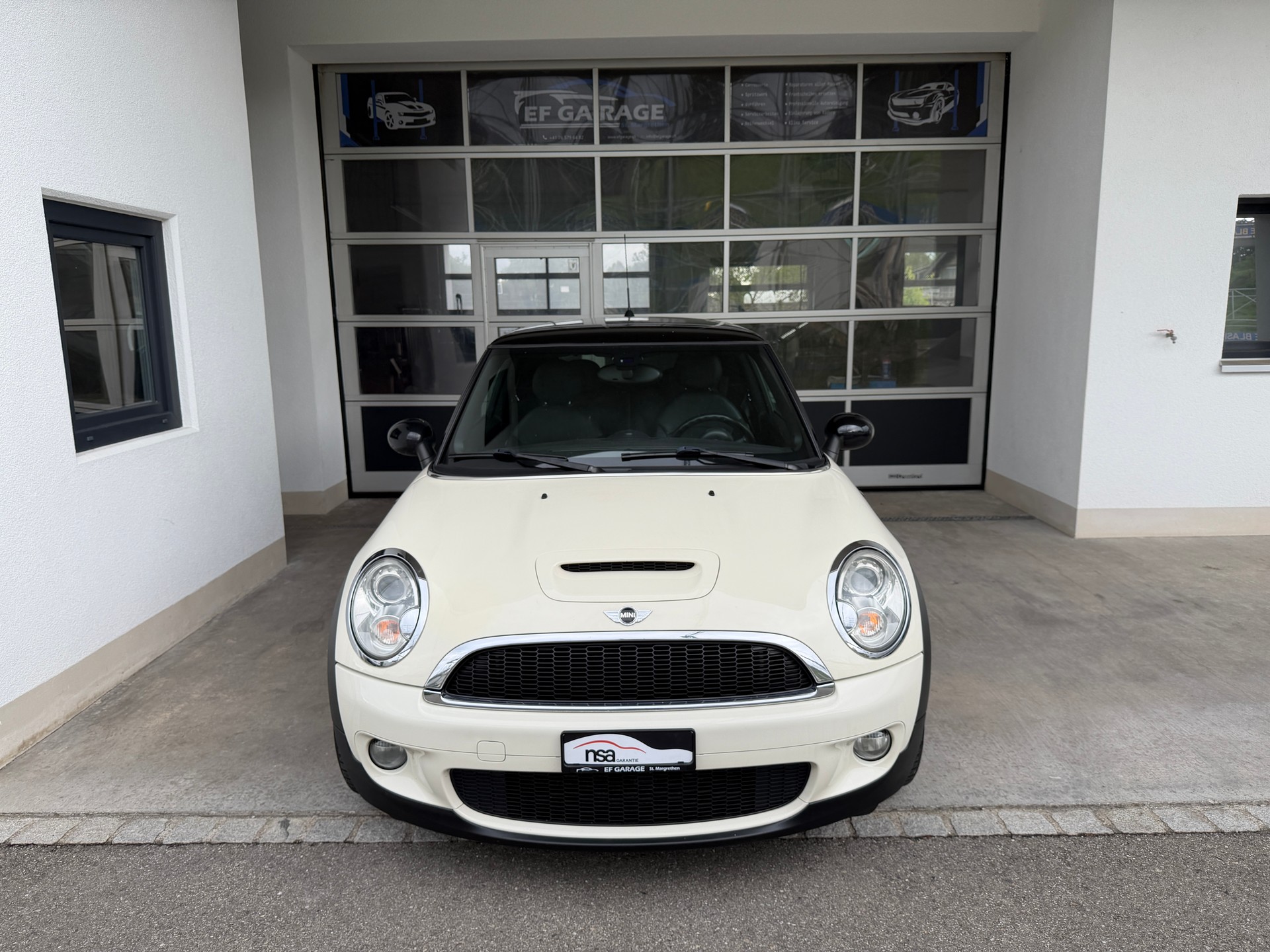 MINI Cooper S-showroom-element-1