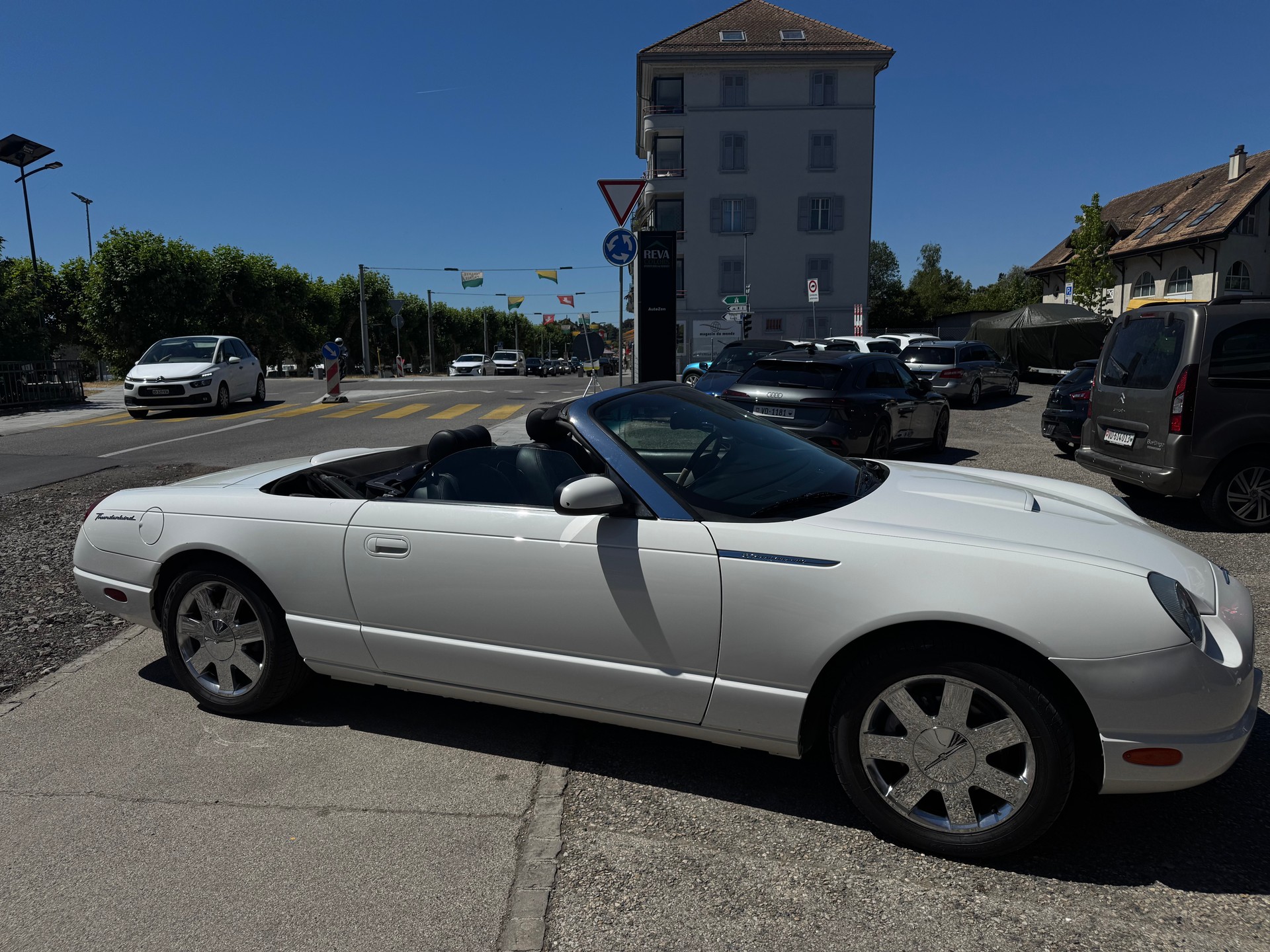 FORD Thunderbird-showroom-element-1