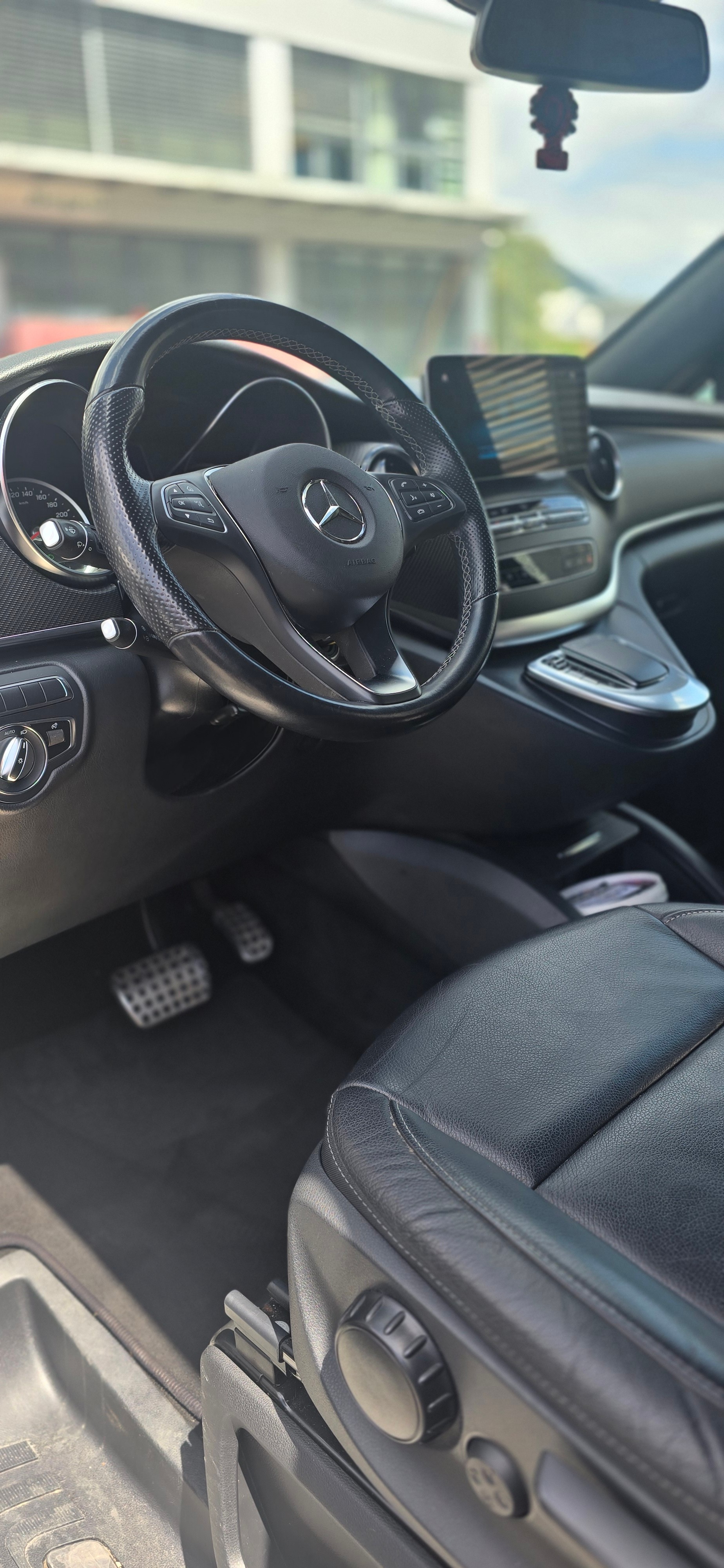 MERCEDES-BENZ V 250 d kompakt Avantgarde 4Matic 9G-Tronic-image-5