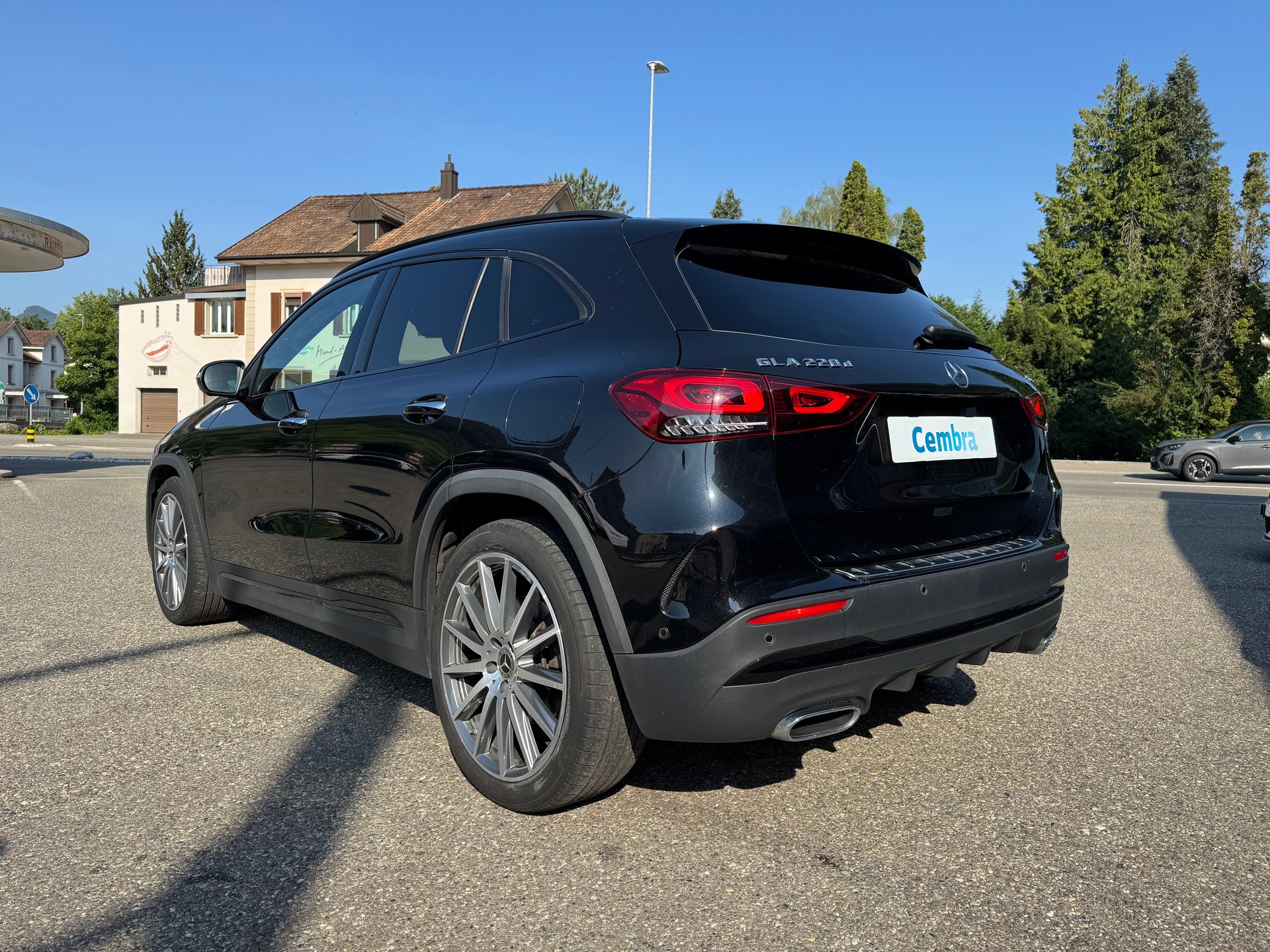 MERCEDES-BENZ GLA 220d 4Matic AMG Line 8G-DCT-image-4