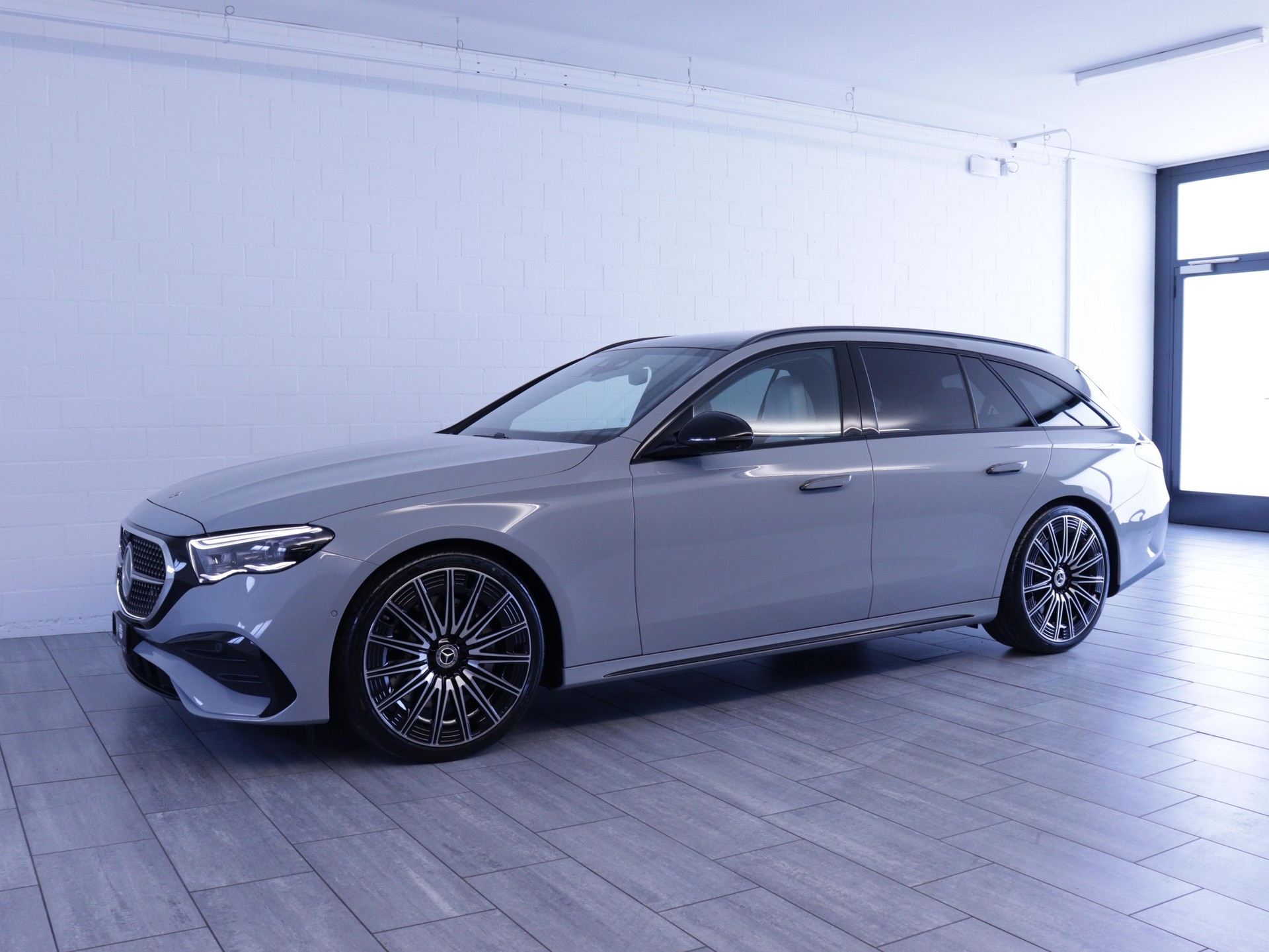 MERCEDES-BENZ E 450 d AMG Line 4matic Kombi-showroom-element-1