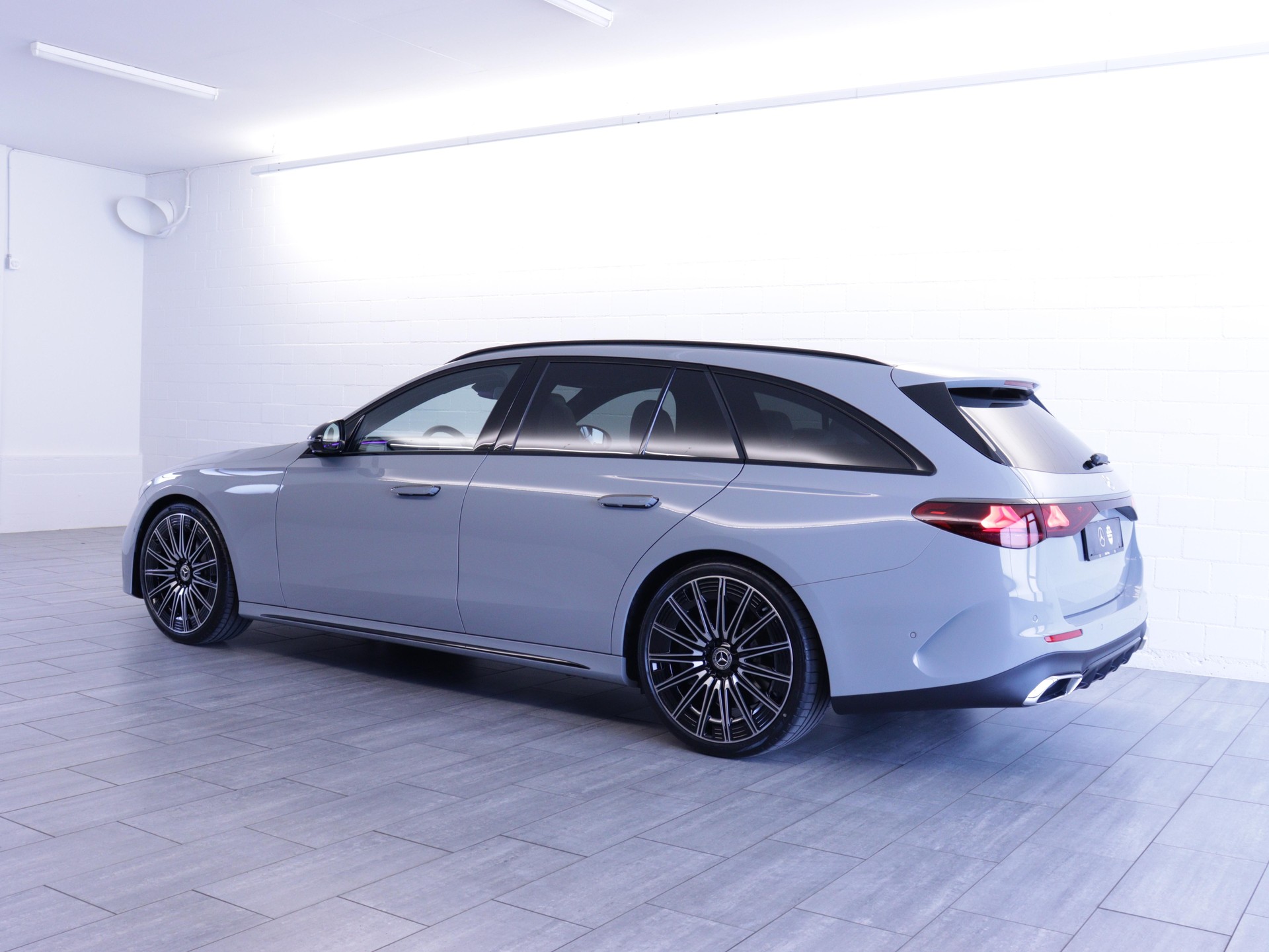MERCEDES-BENZ E 450 d AMG Line 4matic Kombi-showroom-element-2