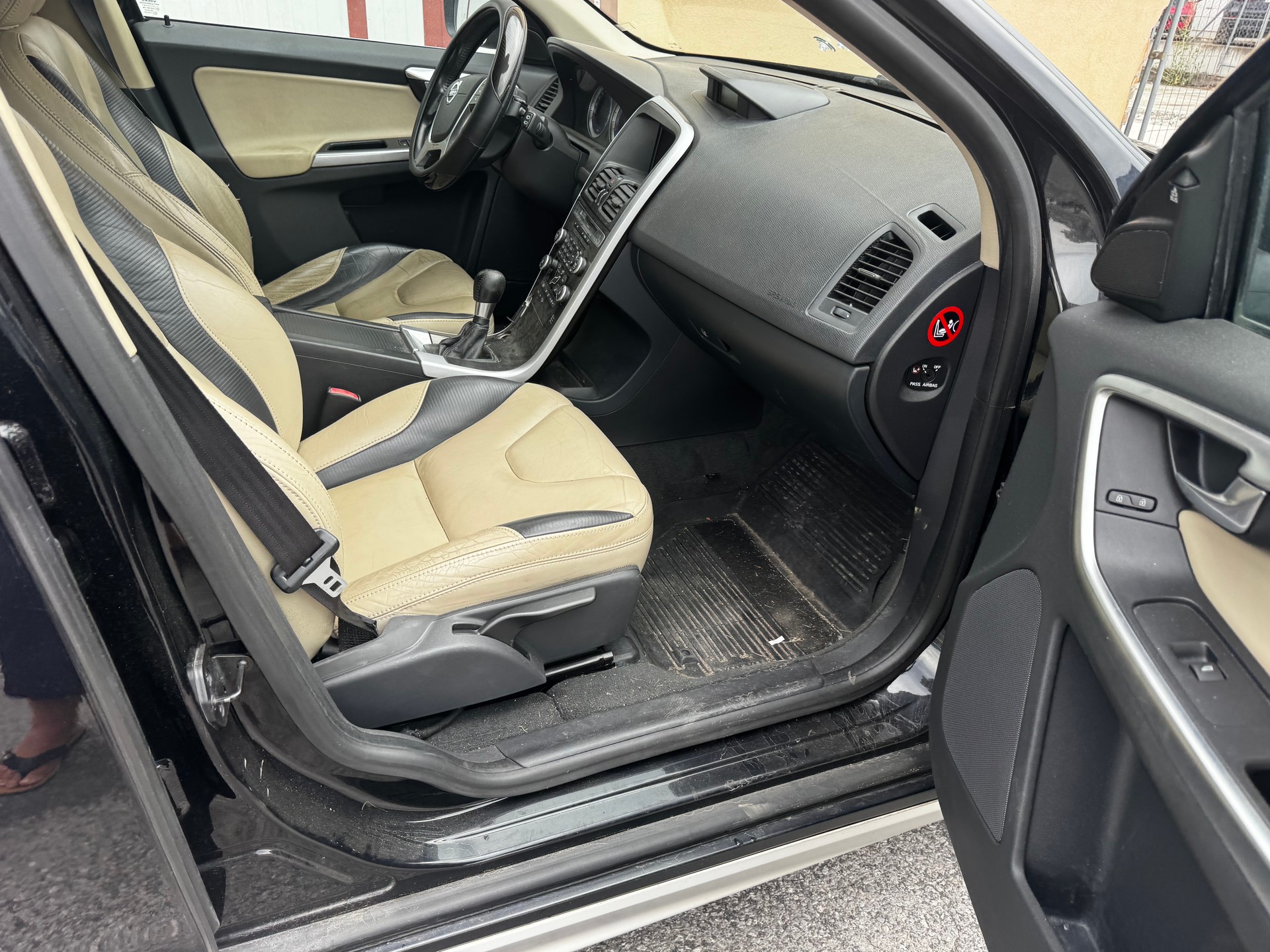 VOLVO XC60 D3 AWD R-Design-image-8