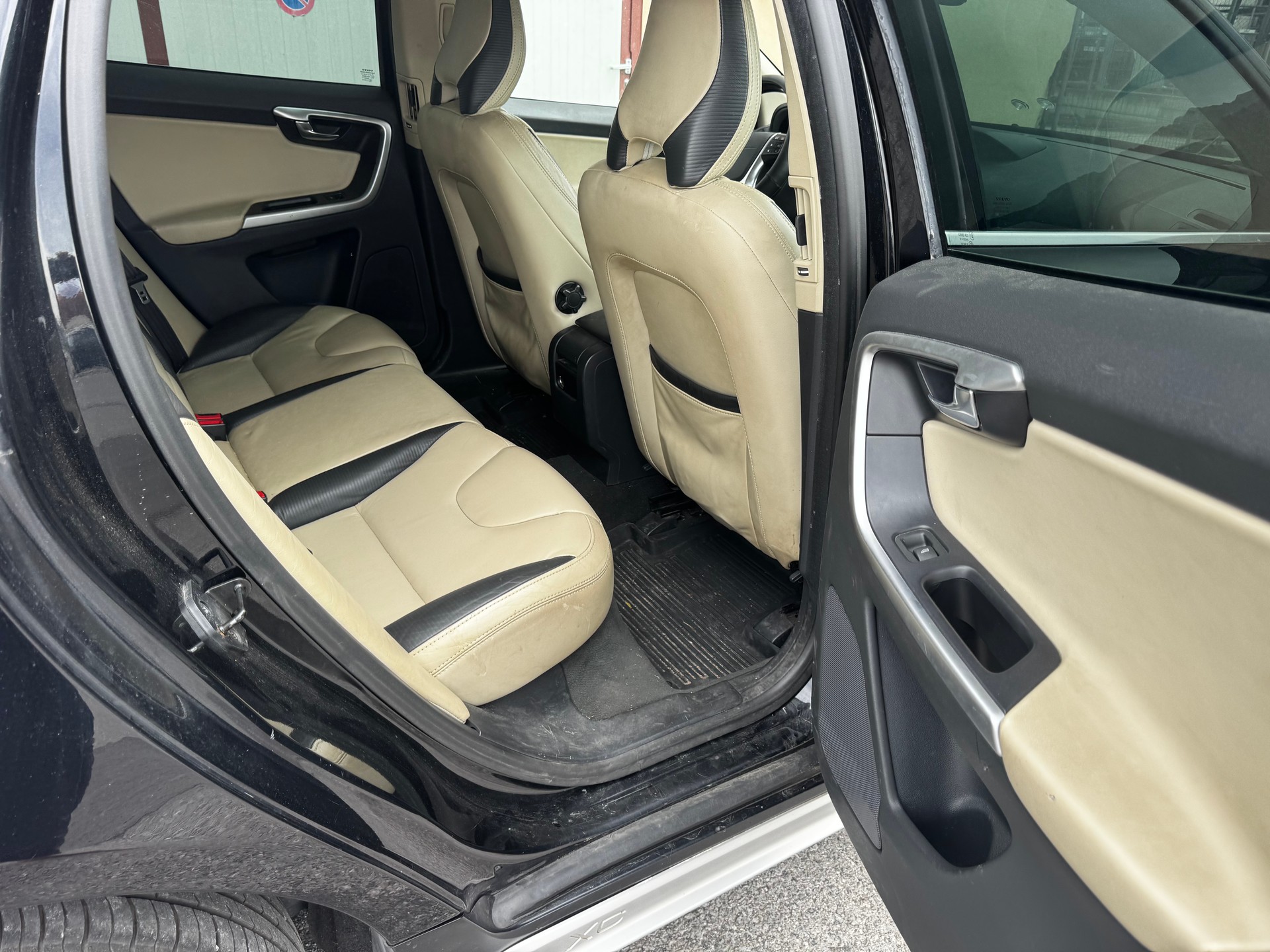 VOLVO XC60 D3 AWD R-Design-image-6